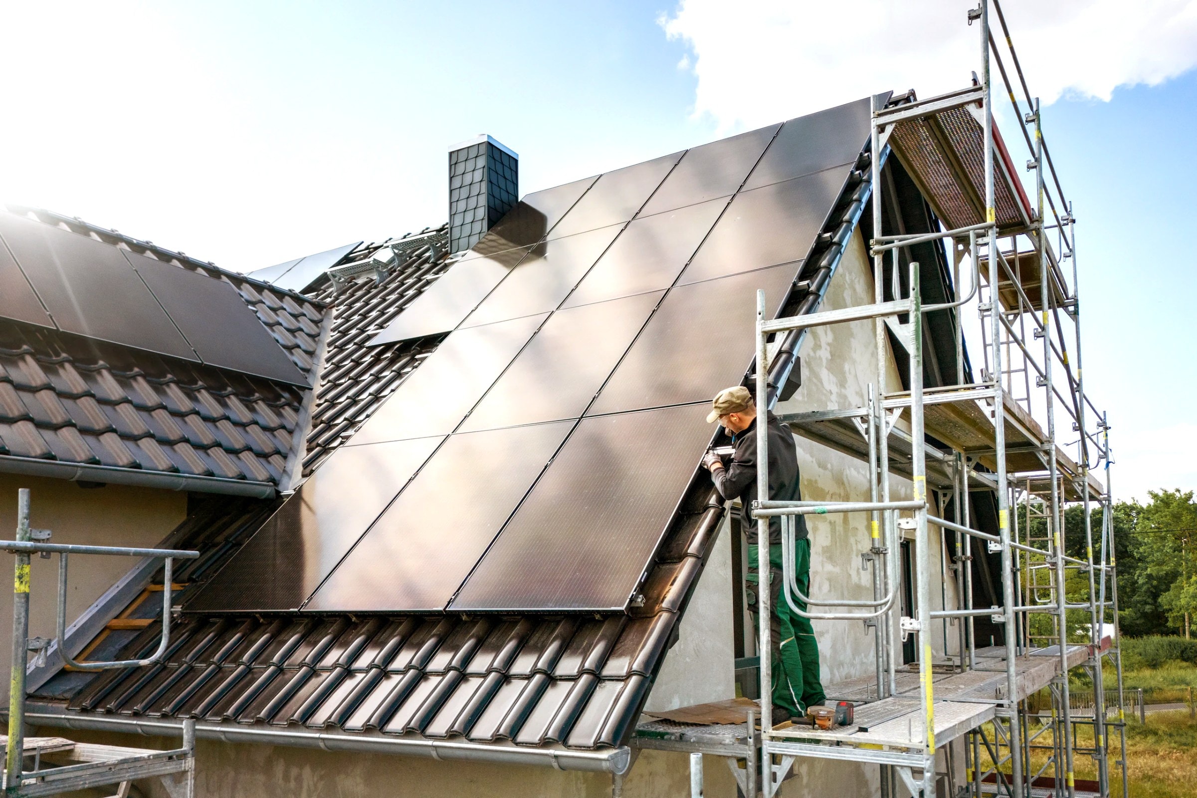 Fullblack Solaranlage wird mit Gerüst installiert