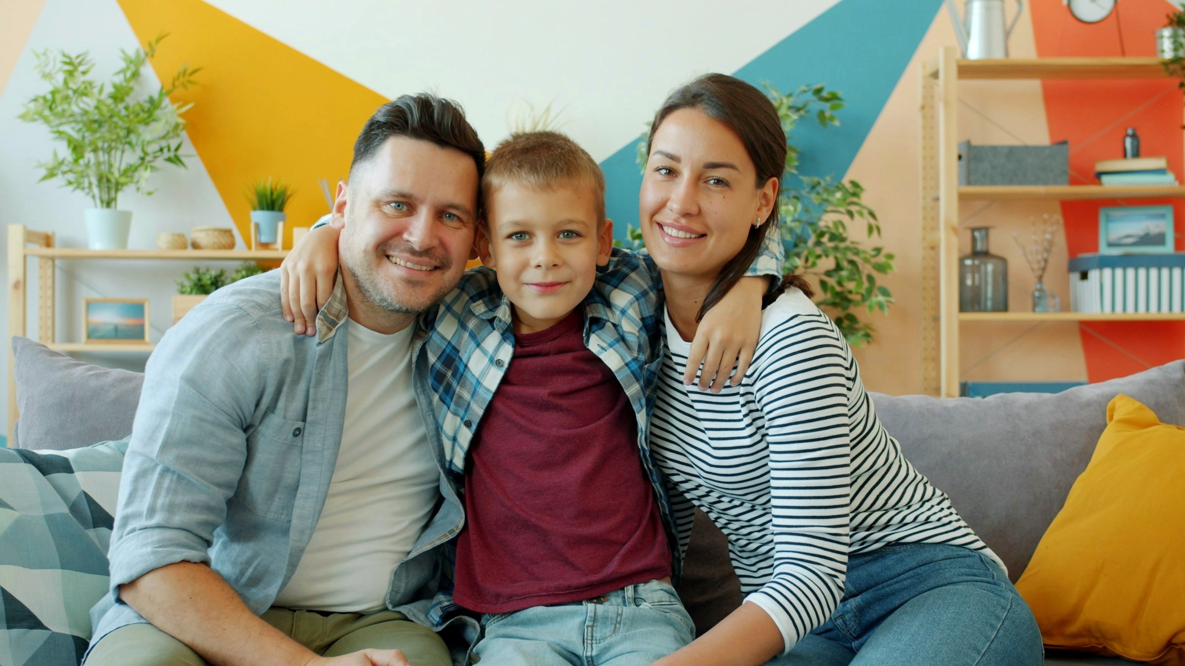 Familie zu Hause im Wohnzimmer