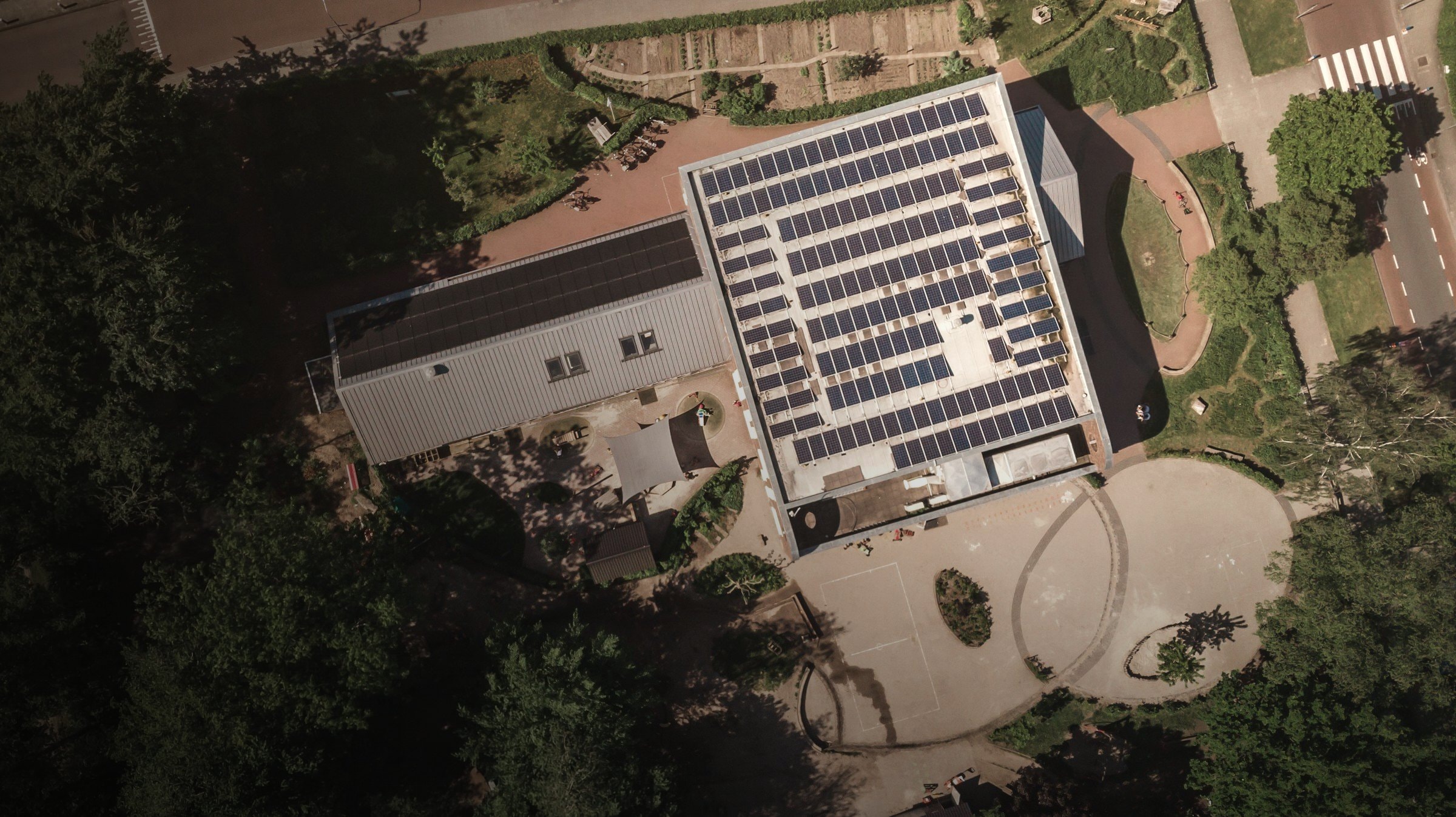 Luftbild einer Photovoltaikanlage auf einem Flachdach