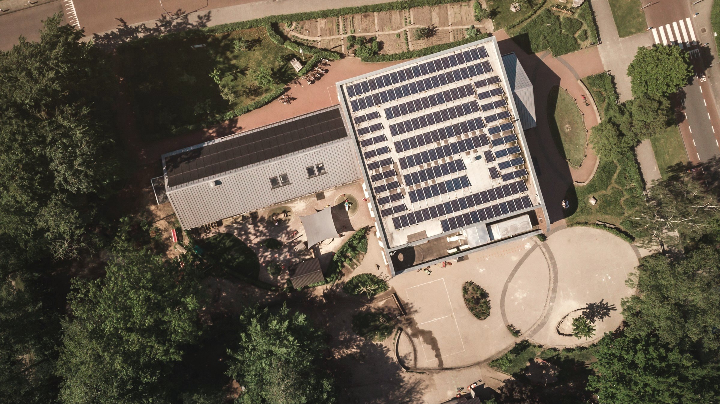 Luftbild einer Photovoltaikanlage auf einem Flachdach