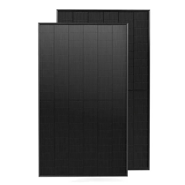 Zwei monokristalline Full-Black Solarmodule für die Photovoltaikanlage auf dem Hausdach