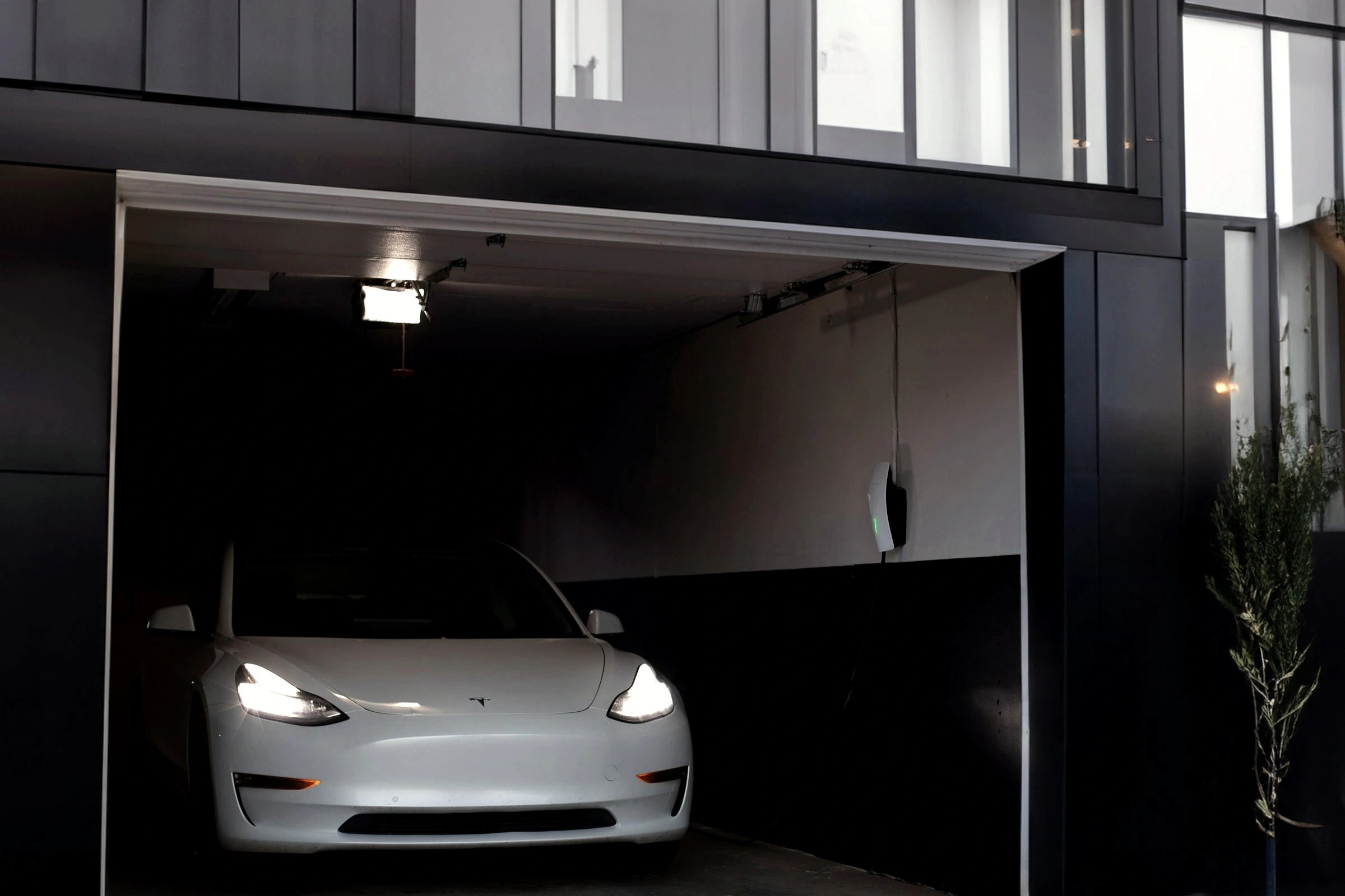 Elektroauto in der Garage an der Wallbox