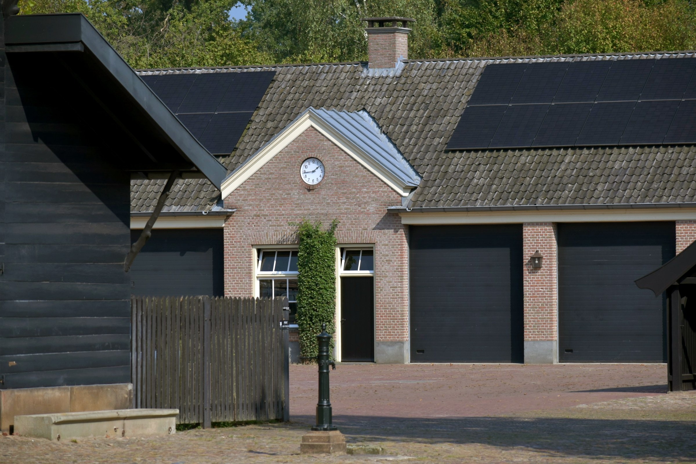 Klinkerhäuser mit schwarzen Solarmodulen