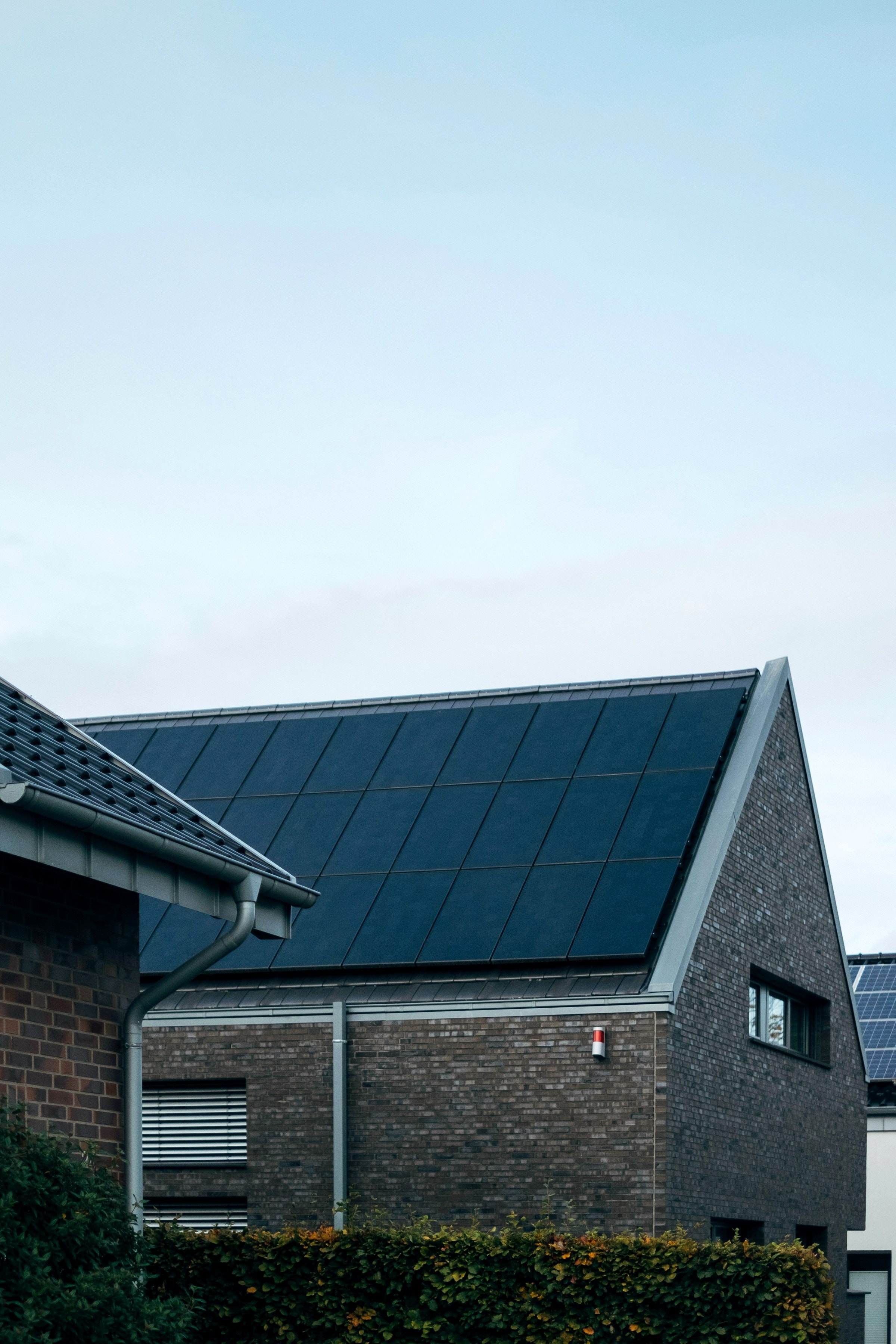 Klinkerhaus mit vollflächig schwarzem Solardach