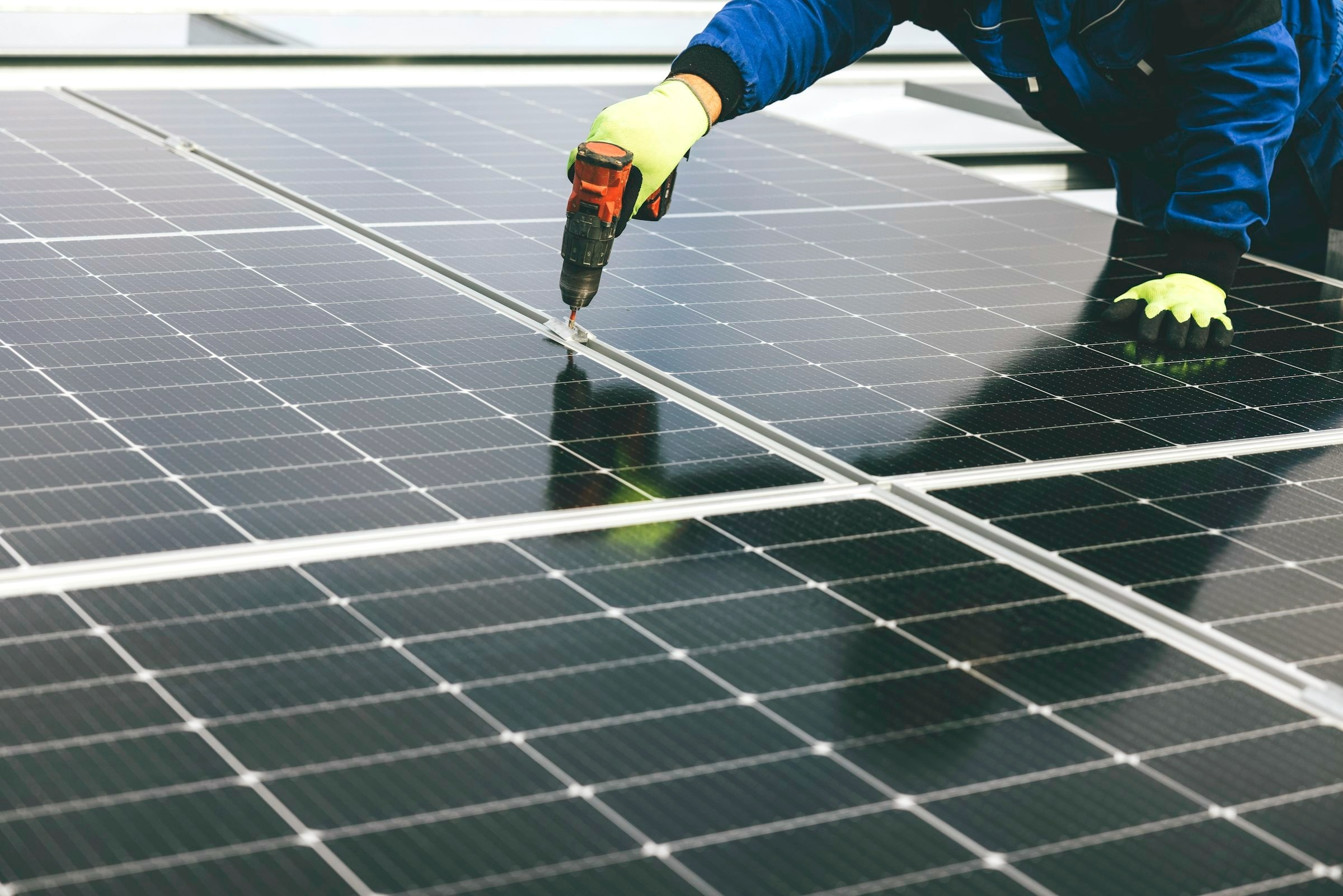 Monteur setzt ein Solarmodul ein