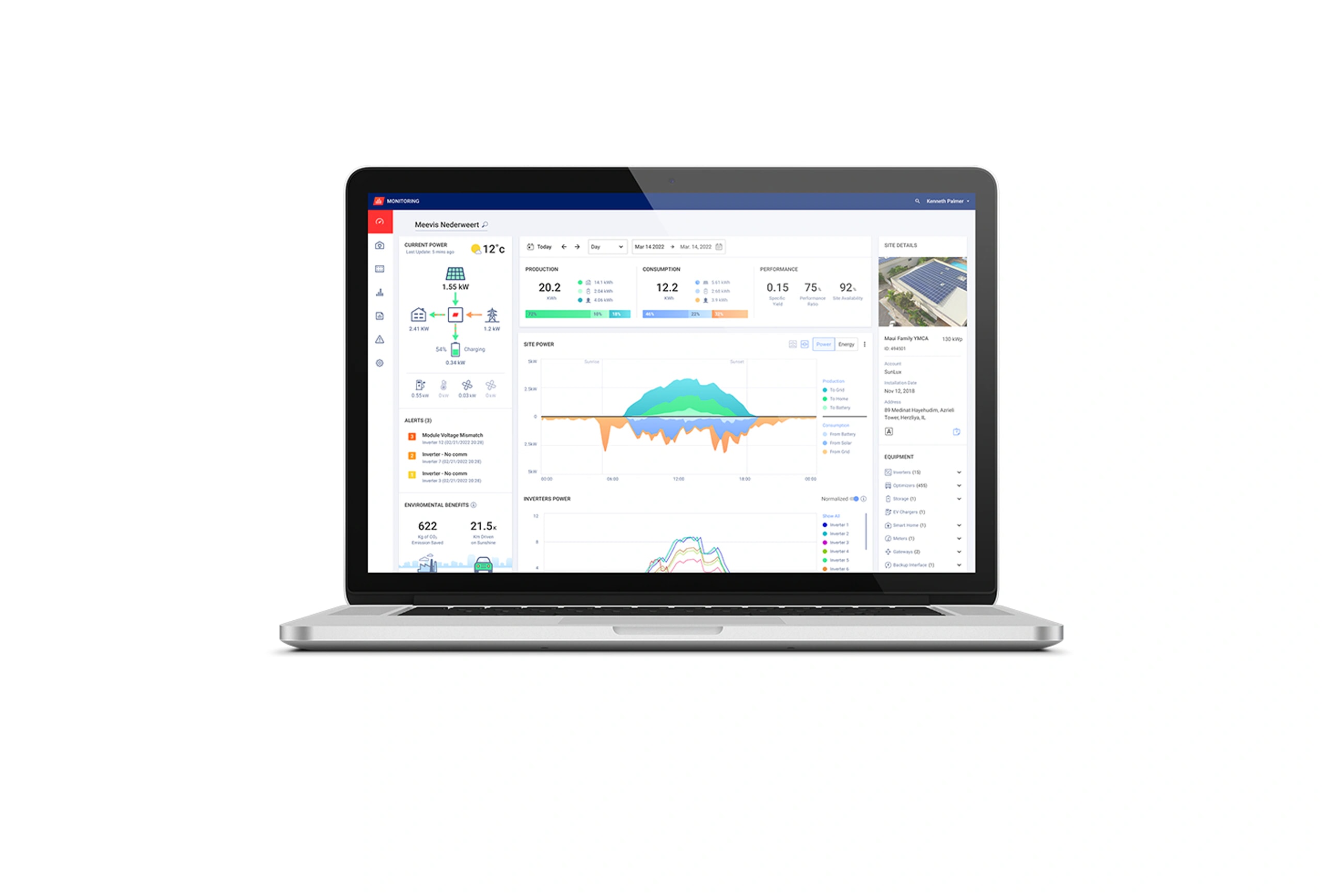 Laptop zeigt Monitoring-Portal einer Photovoltaikanlage mit Ertrag, Verbrauch und Speicherdaten