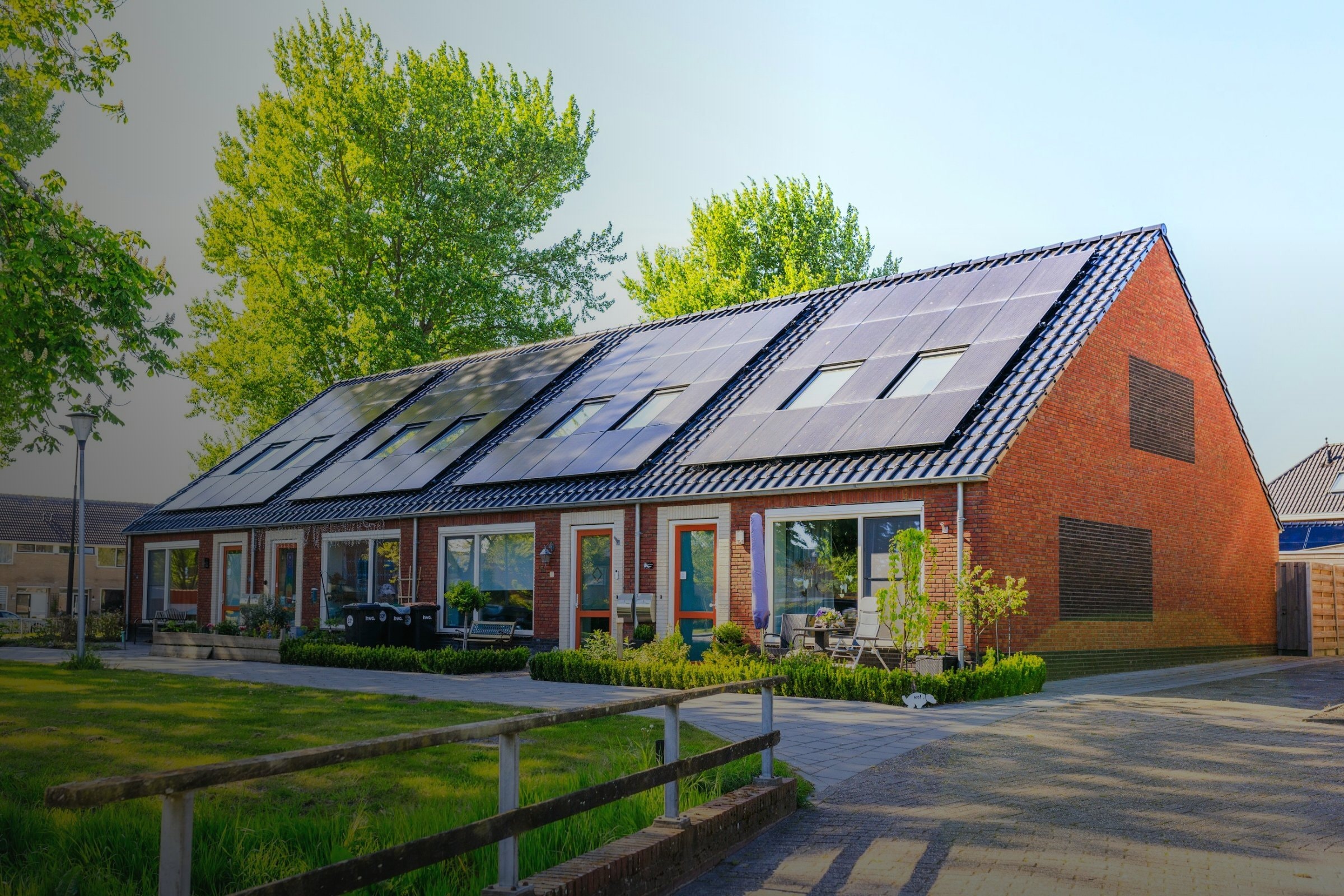 Reihenhäuser aus Klinker unter einem gemeinsamen Solardach