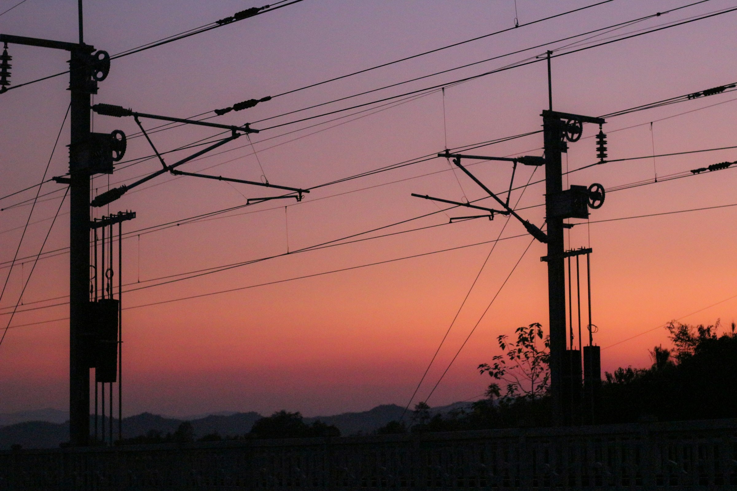 Stromleitungen in der Abenddämmerung