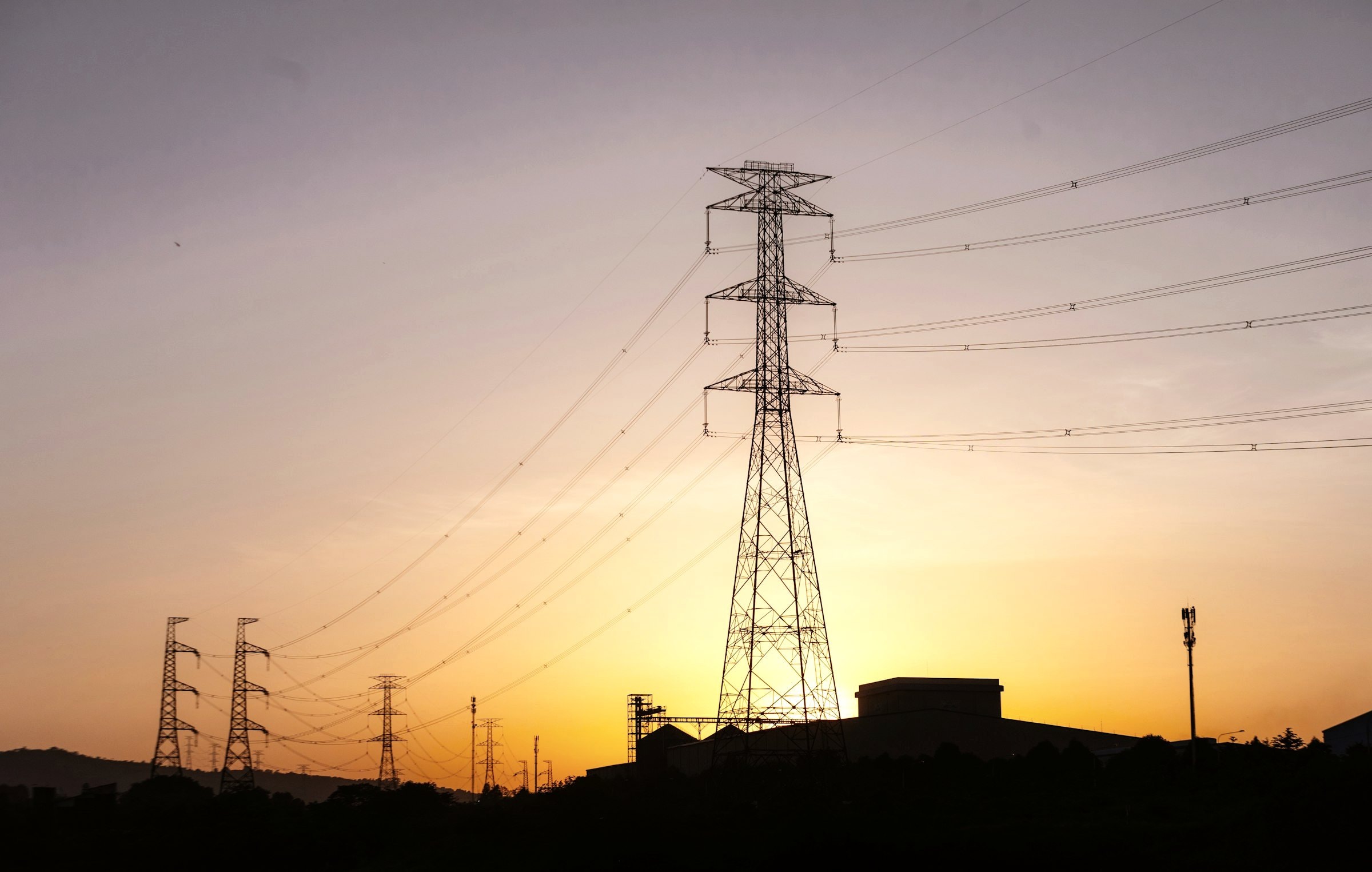 Strommasten im Sonnenuntergang, Einspeisung ins Stromnetz