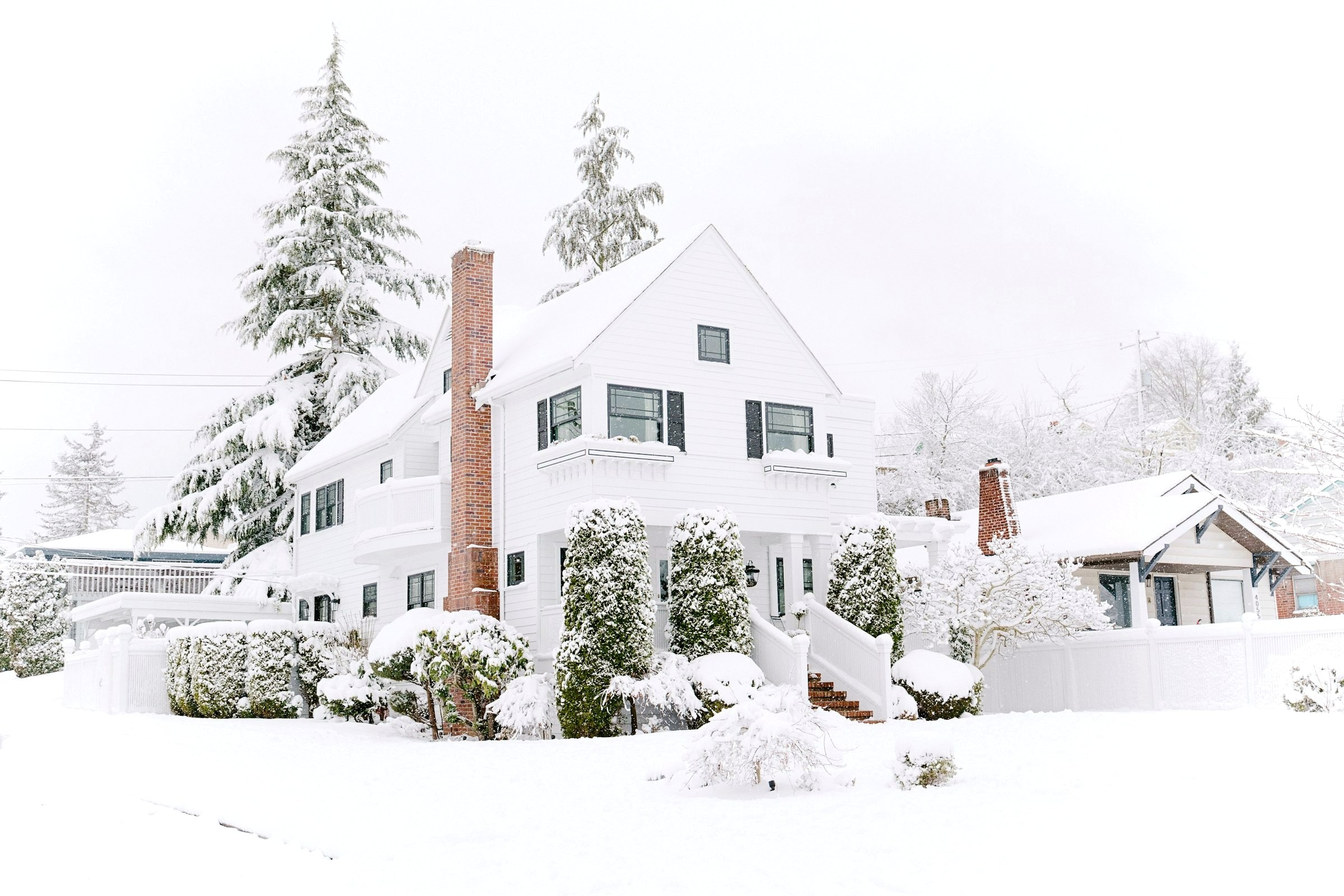 Verschneites Einfamilienhaus im Winter