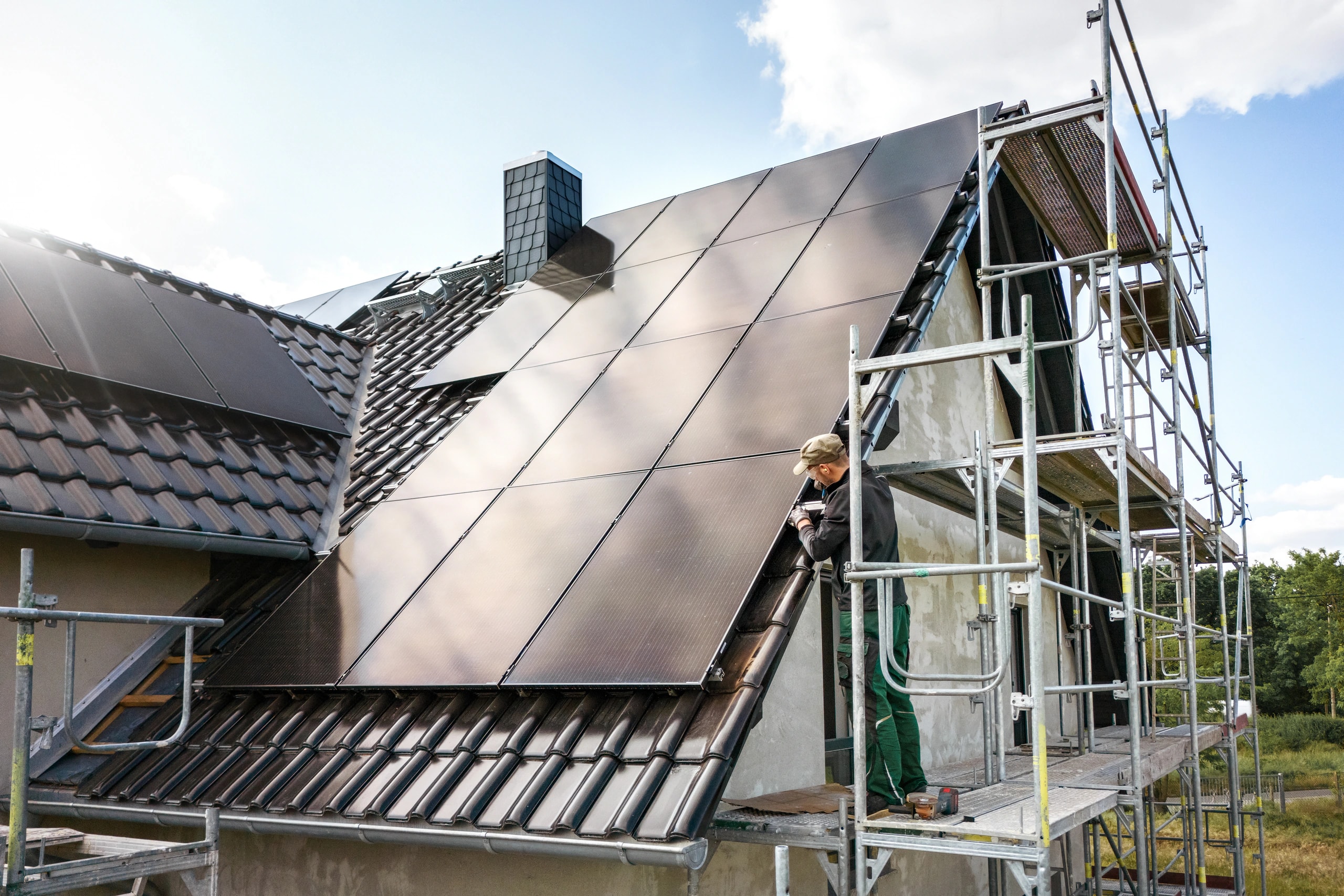 Fullblack Solaranlage wird mit Gerüst installiert