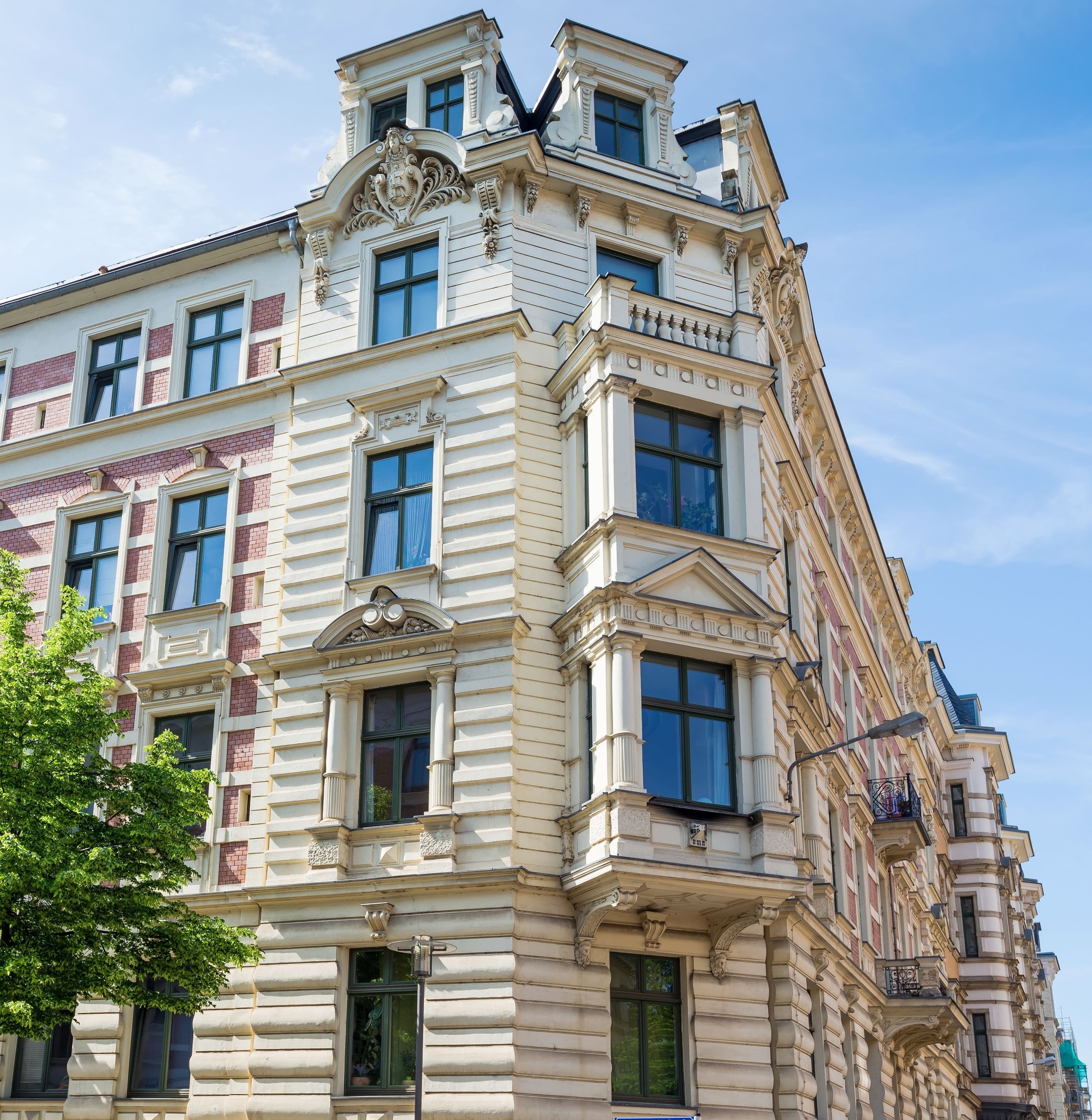 Altbaufassade eines Gründerzeithauses, Mehrfamilienhaus in Hamburg