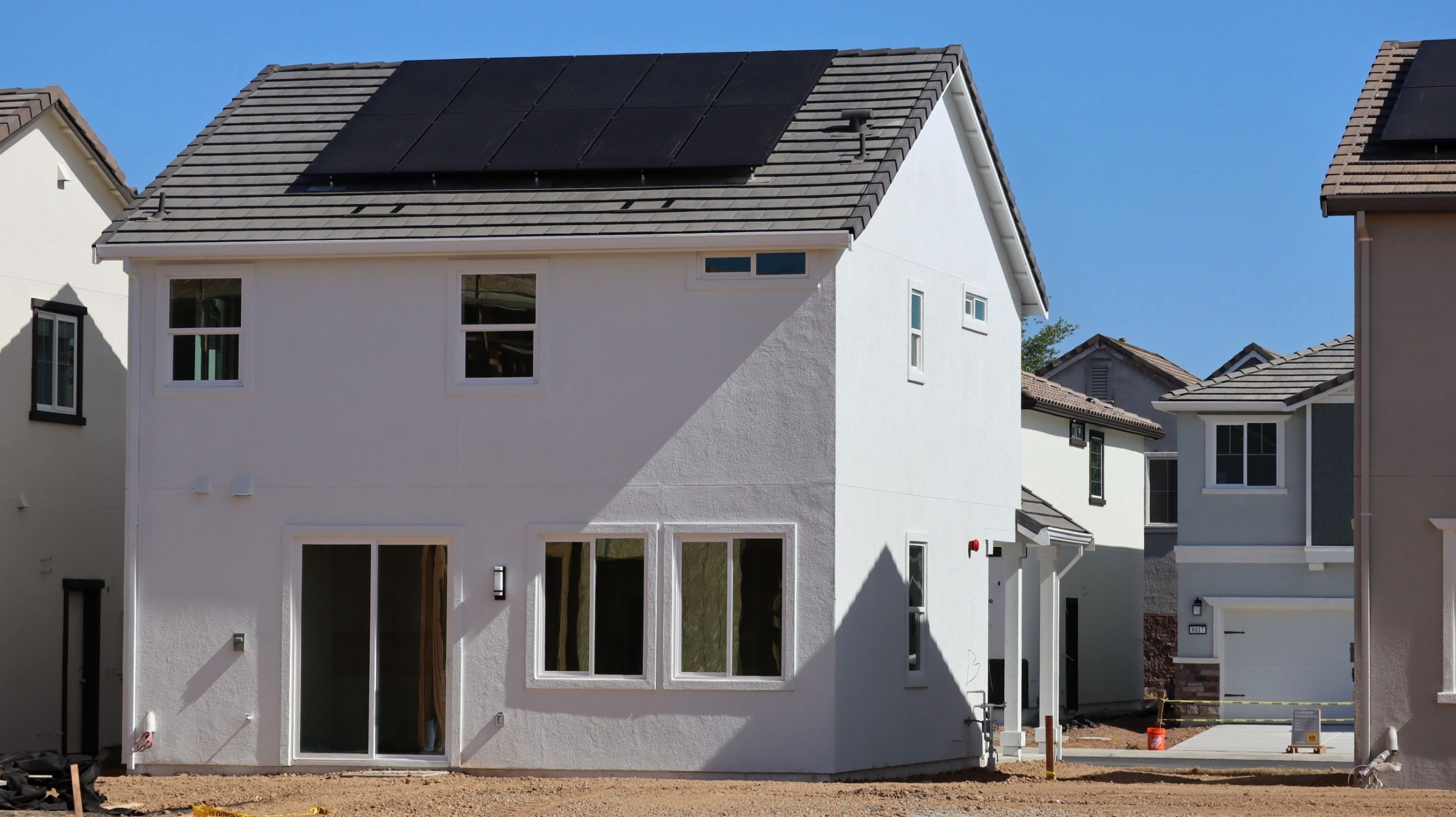 Einfamilienhaus mit schwarzen Solarmodulen auf dem Dach