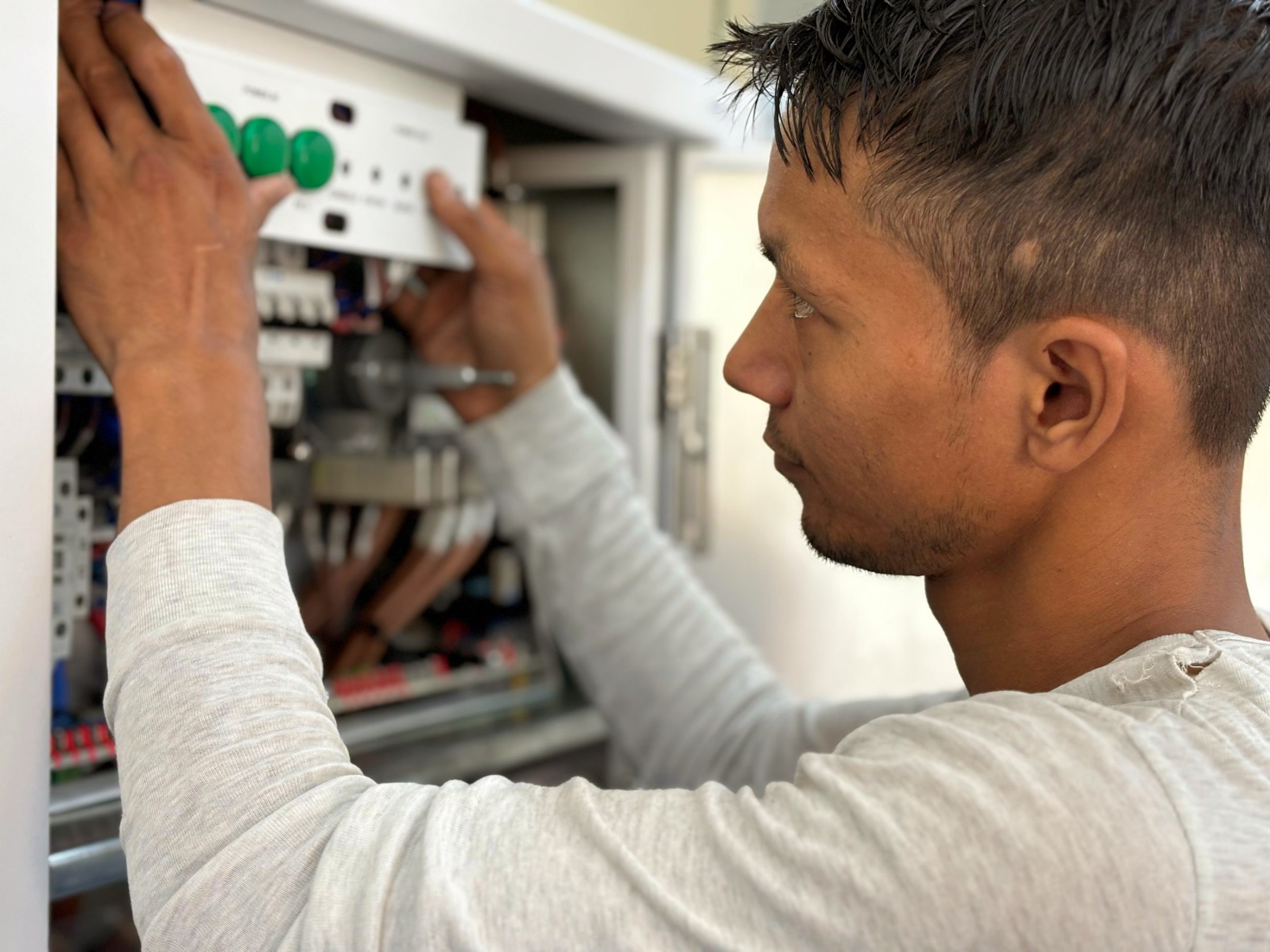 Elektriker verdrahtet den Zählerschrank für die Solaranlage