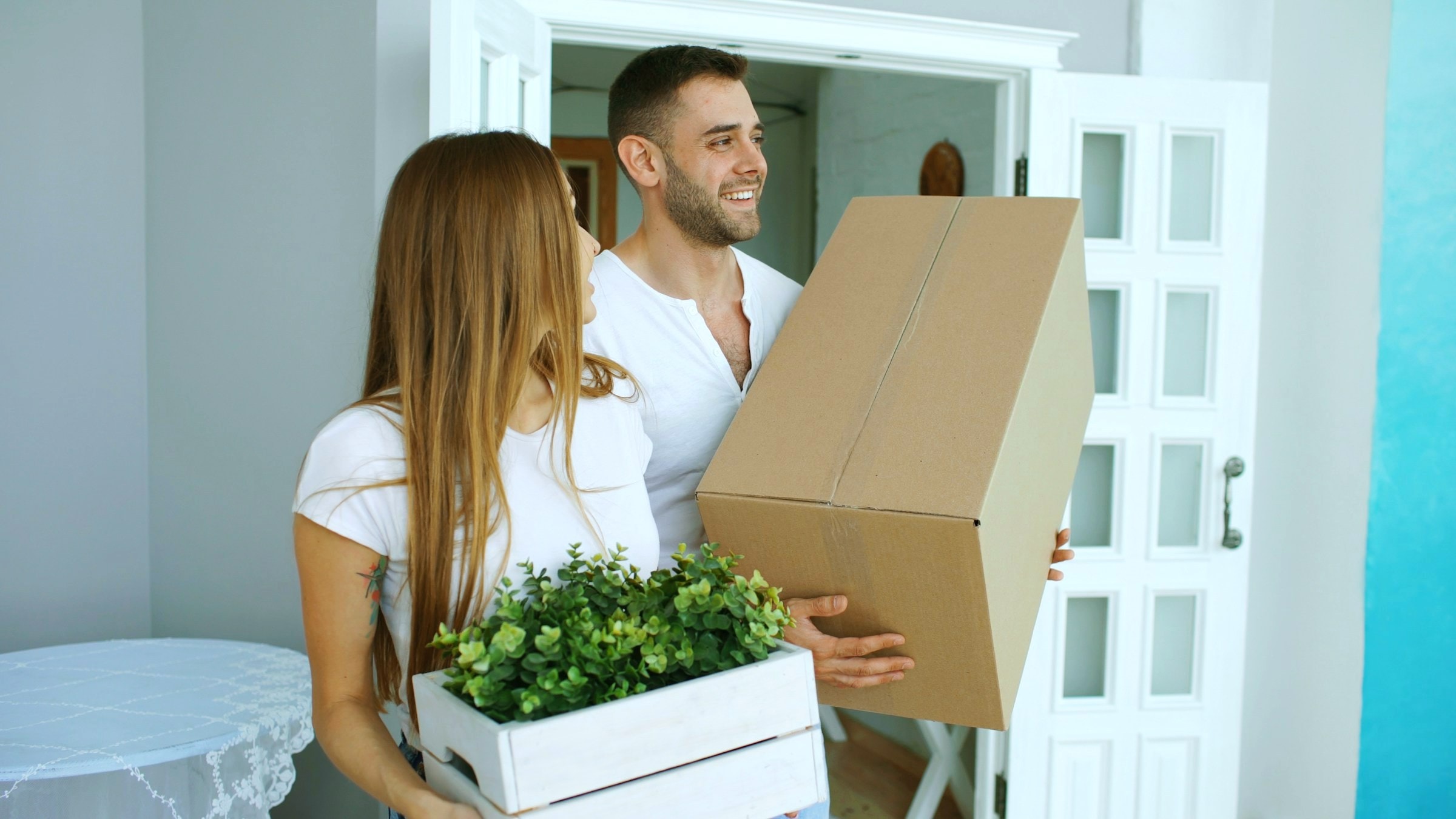 Familie und Paar im eigenen Zuhause
