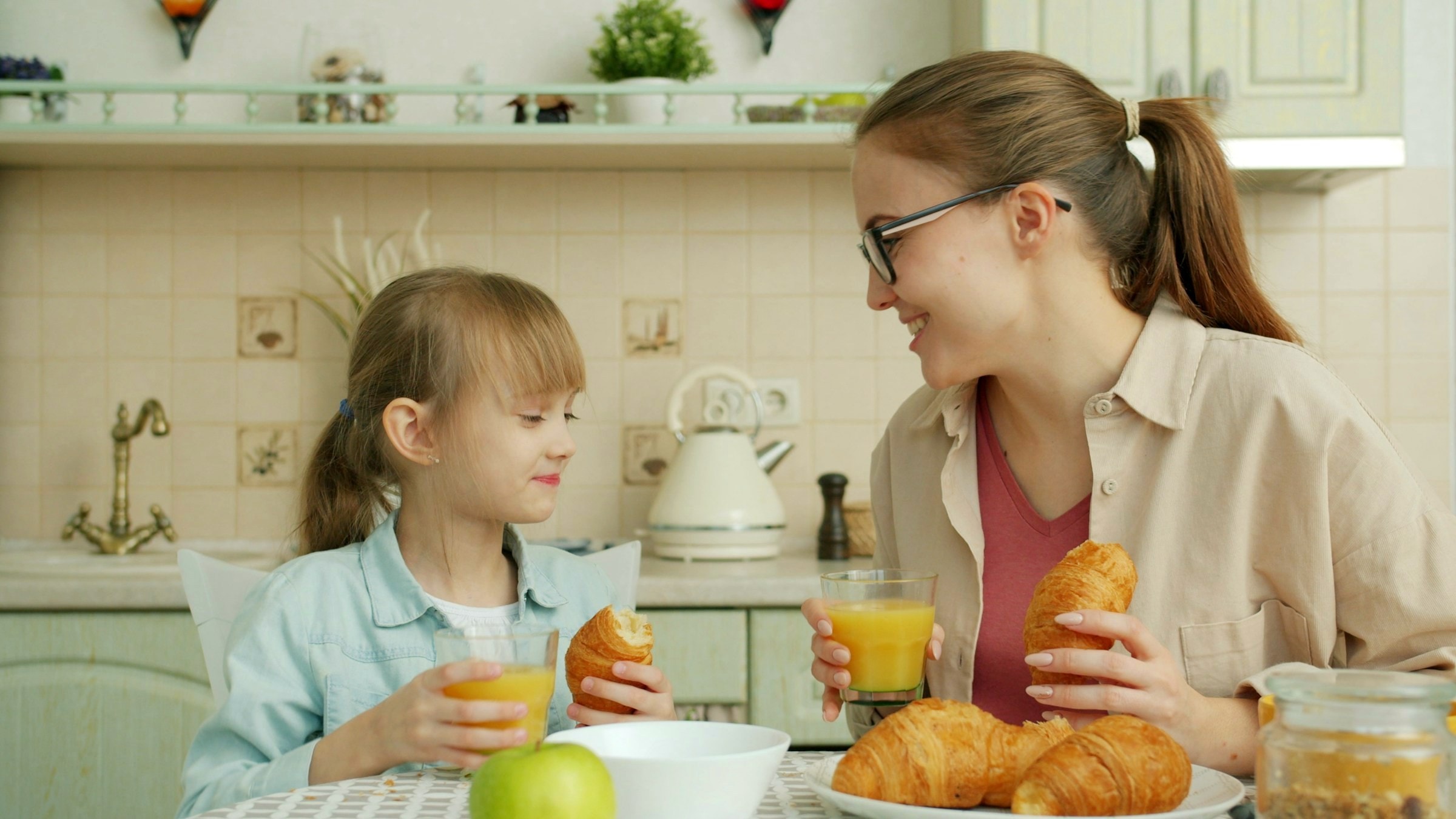 Familie und Paar im eigenen Zuhause