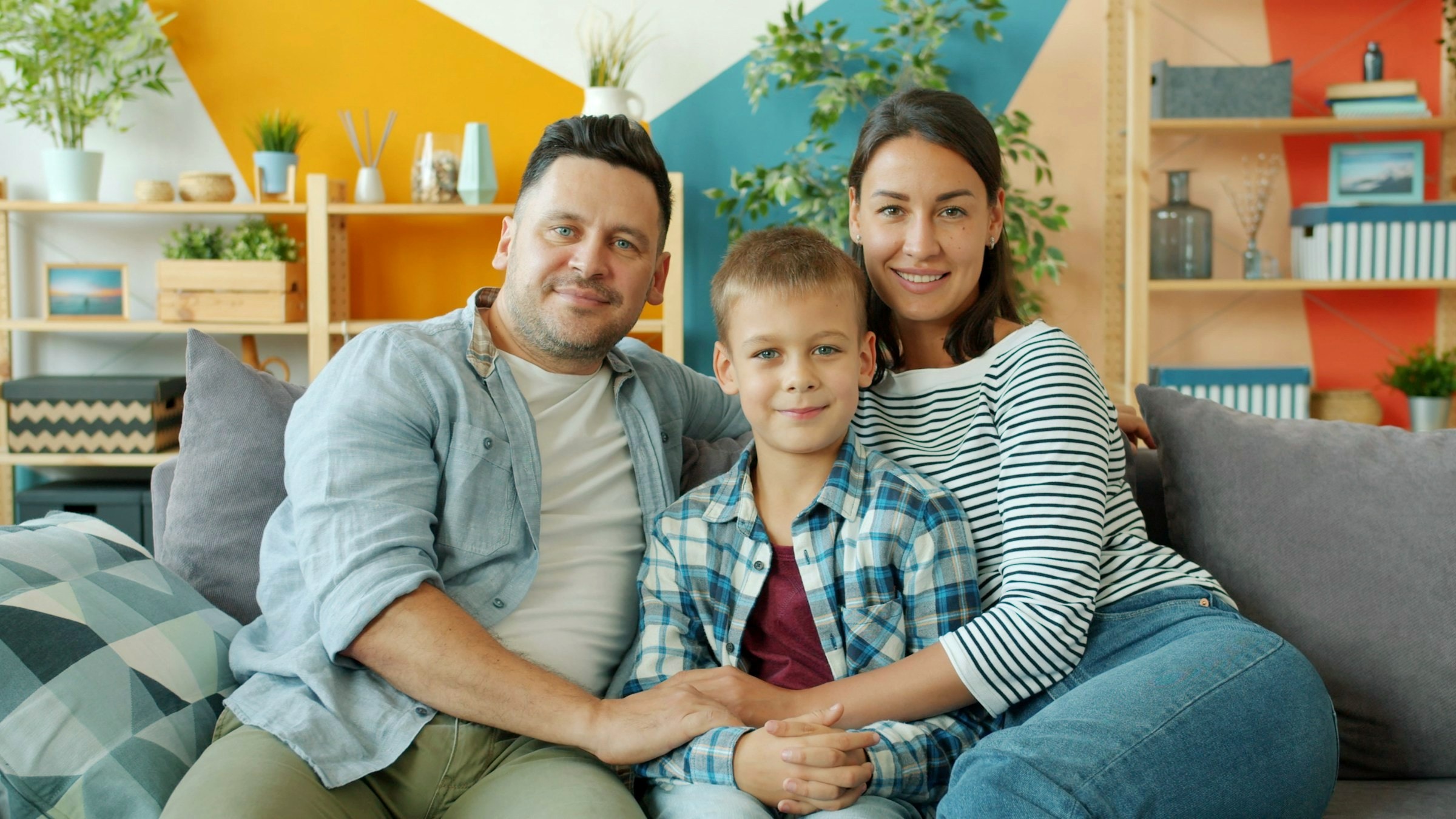 Familie zu Hause im Wohnzimmer