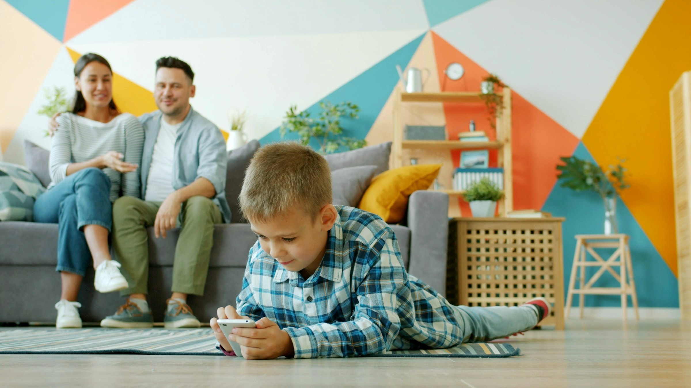 Familie zu Hause im Wohnzimmer