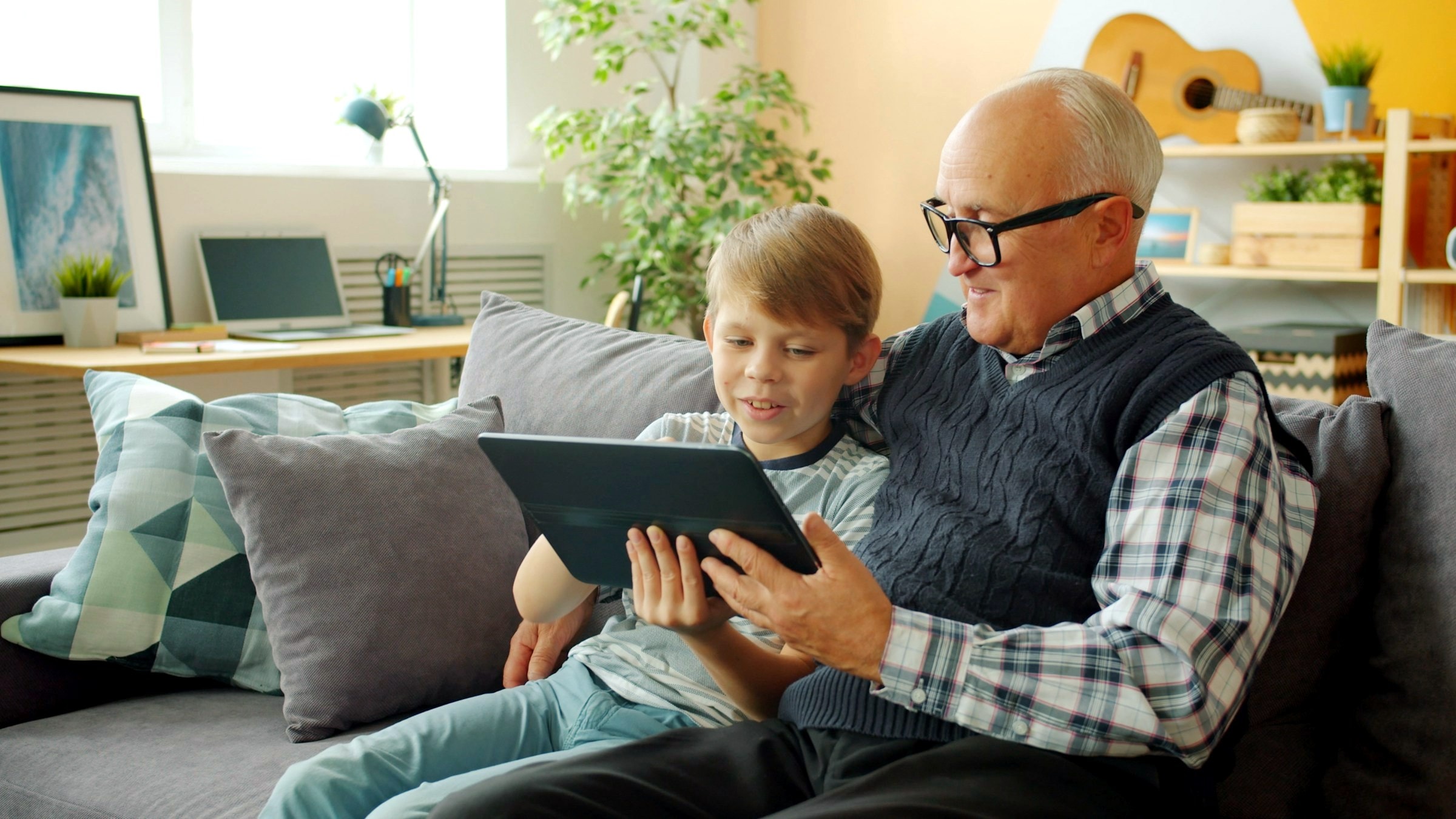 Familie zu Hause im Wohnzimmer