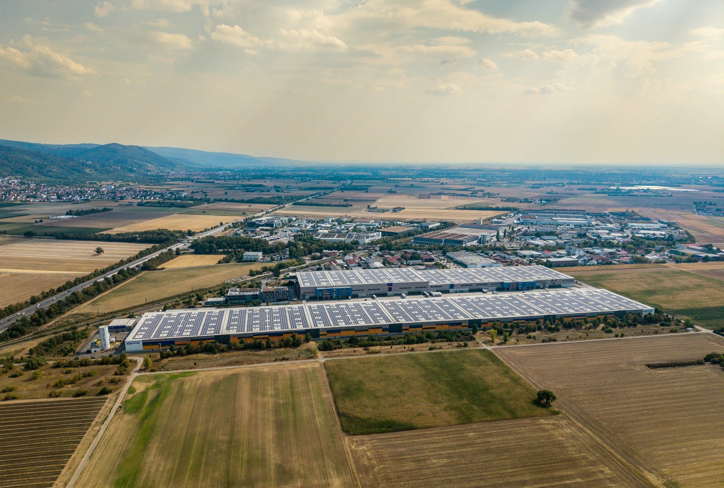 Gewerbegebiet mit großen Solaranlagen auf den Hallendächern
