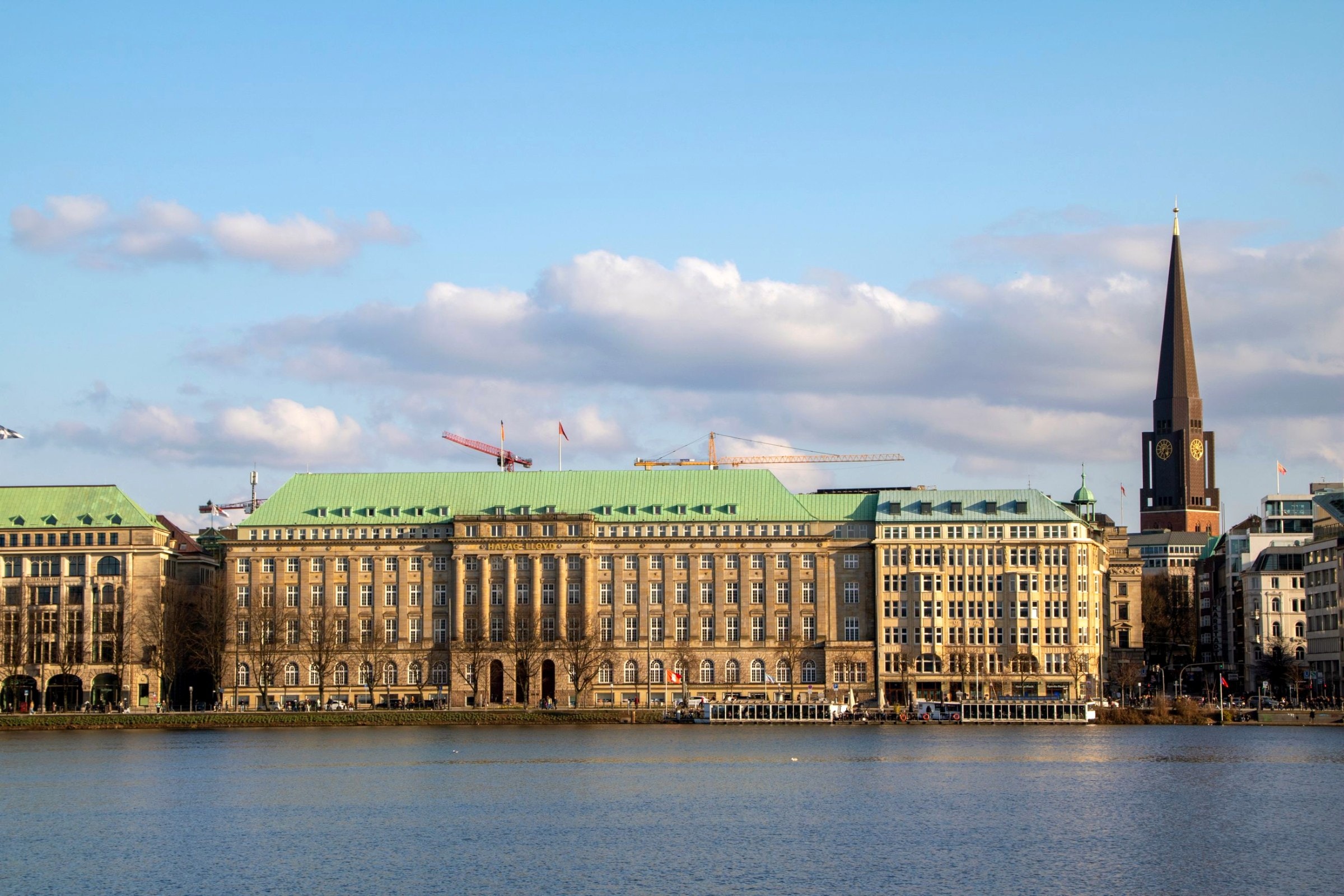 Binnenalster in Hamburg mit Blick auf die Innenstadt