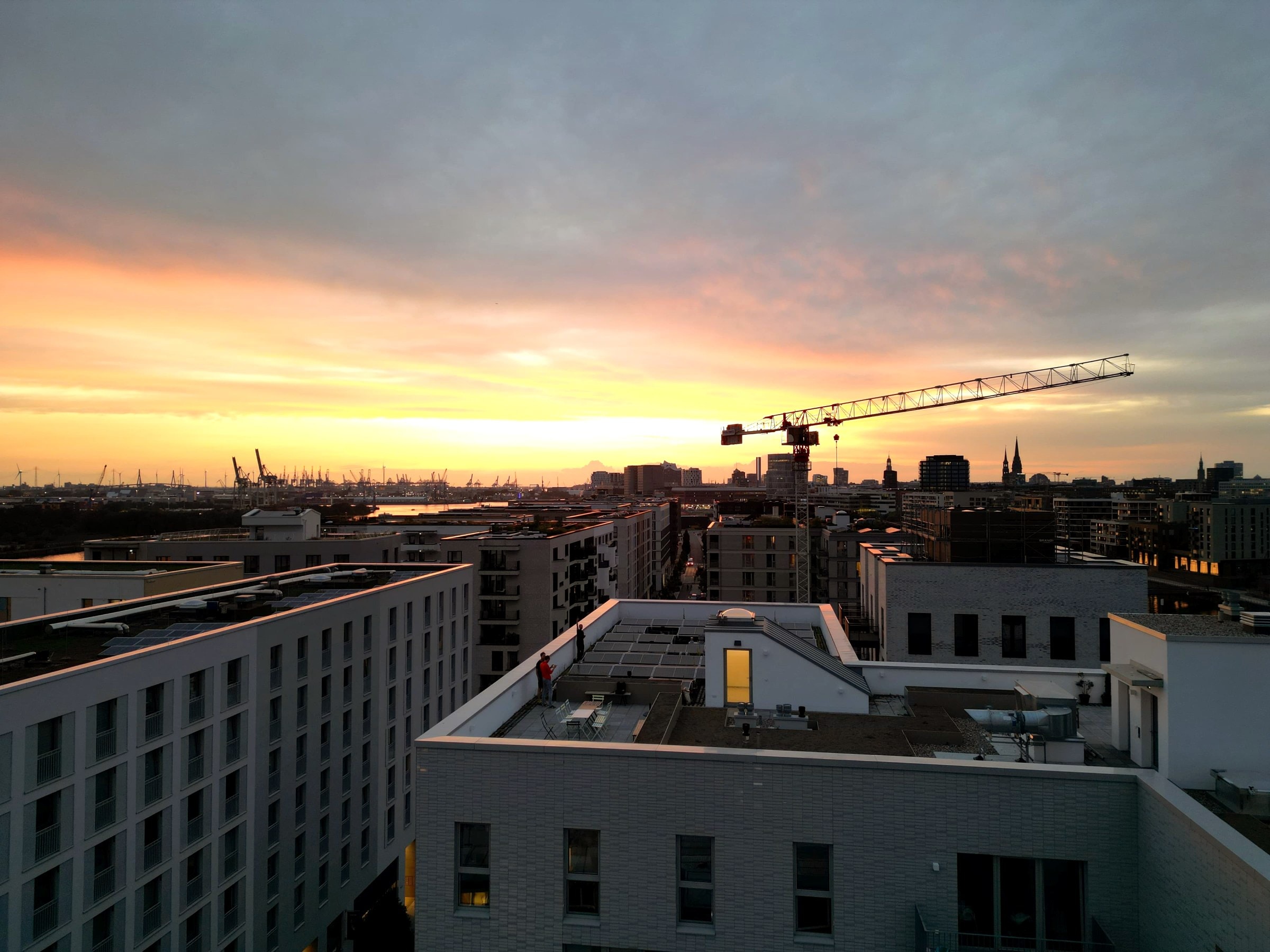 Hamburger HafenCity im Sonnenuntergang mit Baukränen