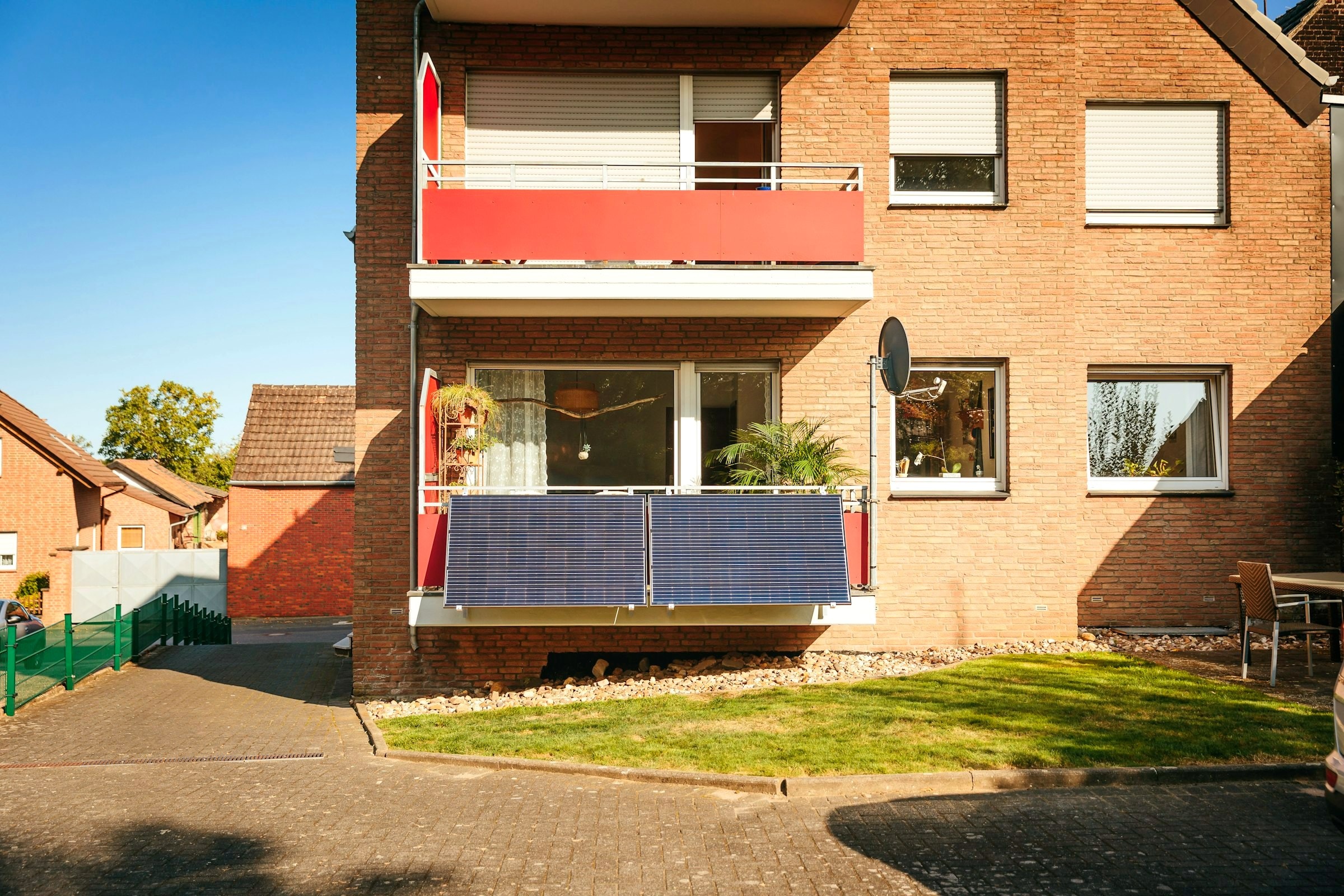 Mehrfamilienhaus mit Balkonen