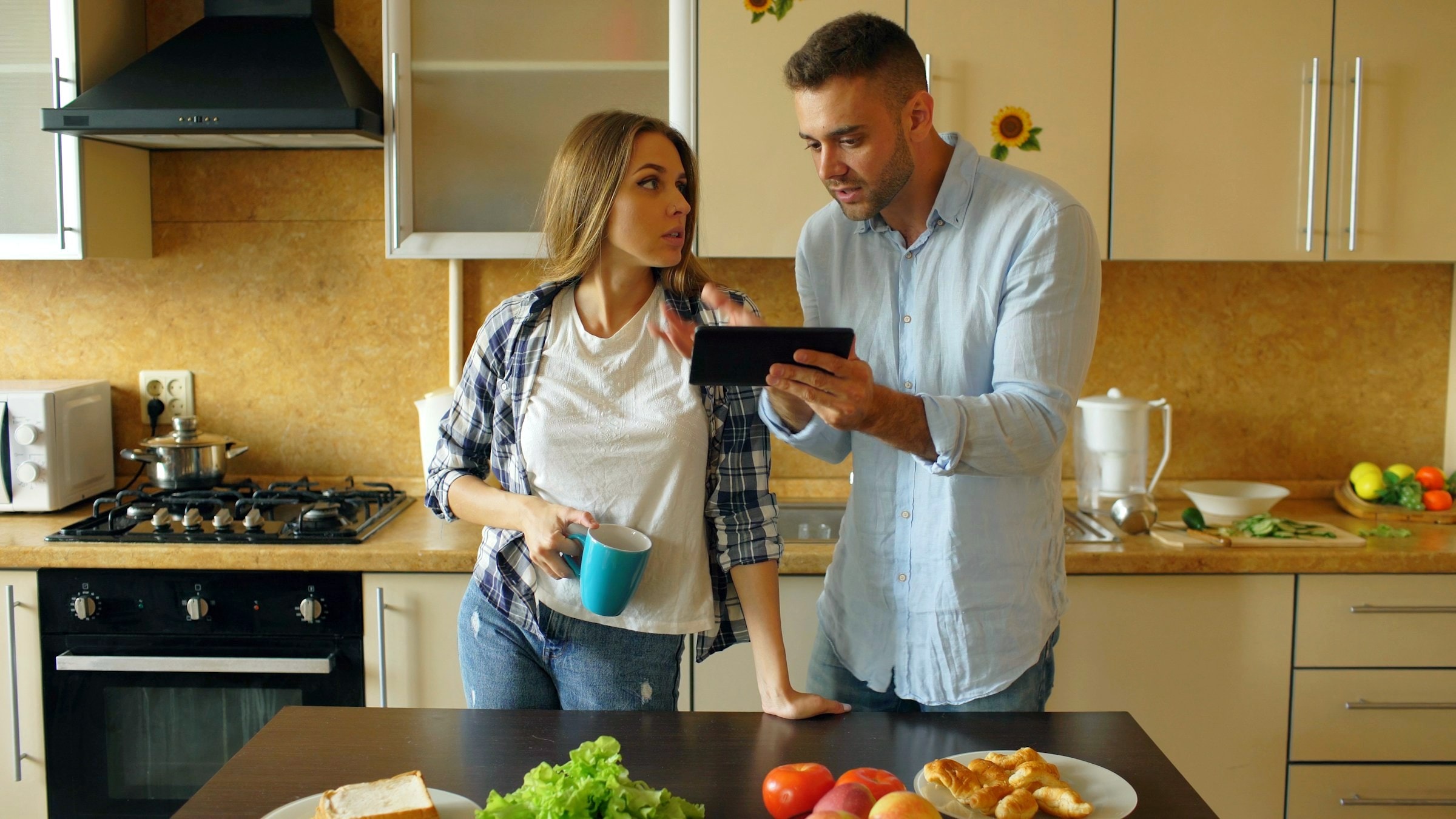 Paar zu Hause mit Tablet, Energie im Alltag im Blick