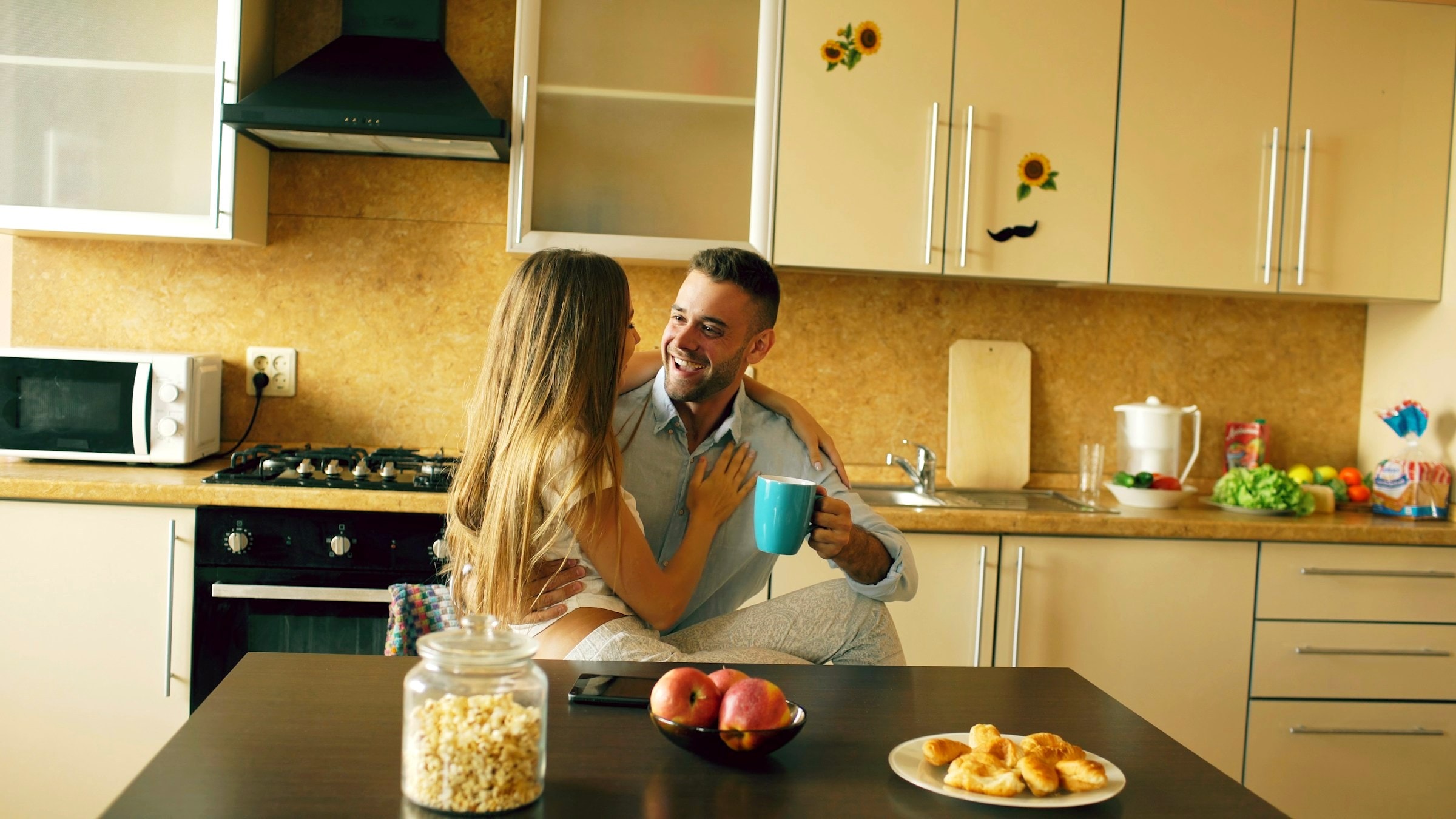Paar zu Hause mit Tablet, Energie im Alltag im Blick