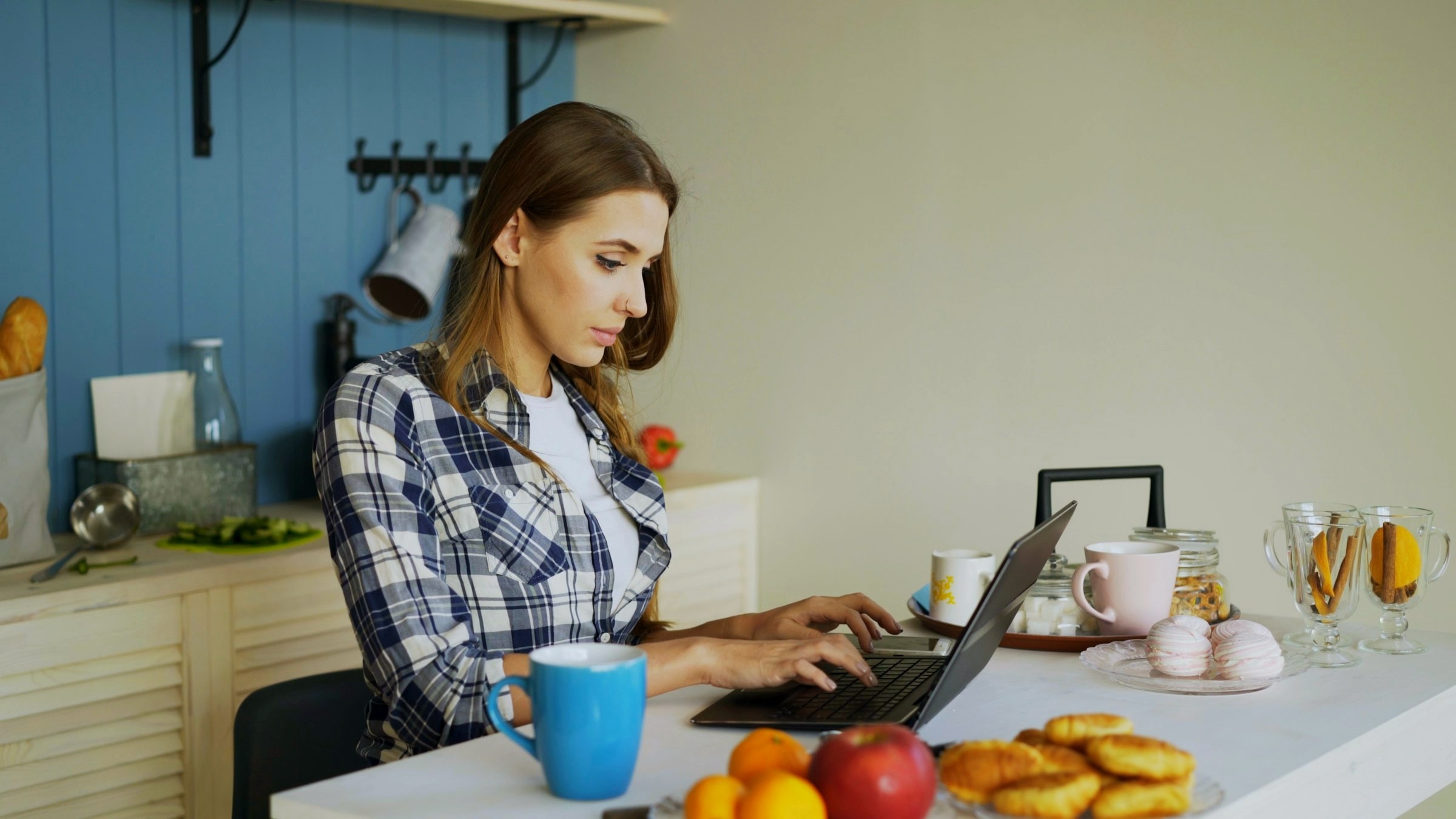 Paar zu Hause mit Tablet, Energie im Alltag im Blick