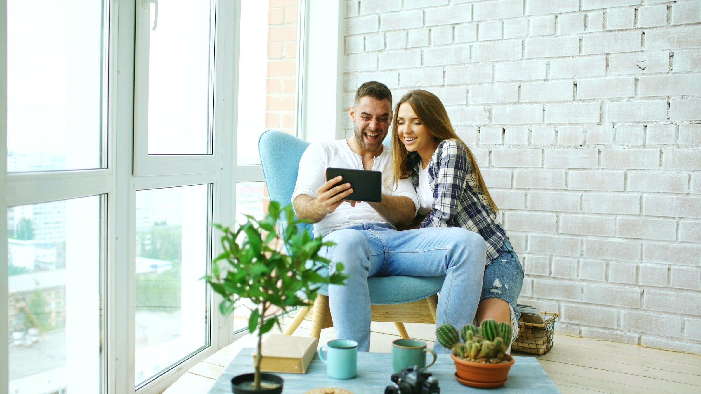 Paar zu Hause mit Tablet, Energie im Alltag im Blick