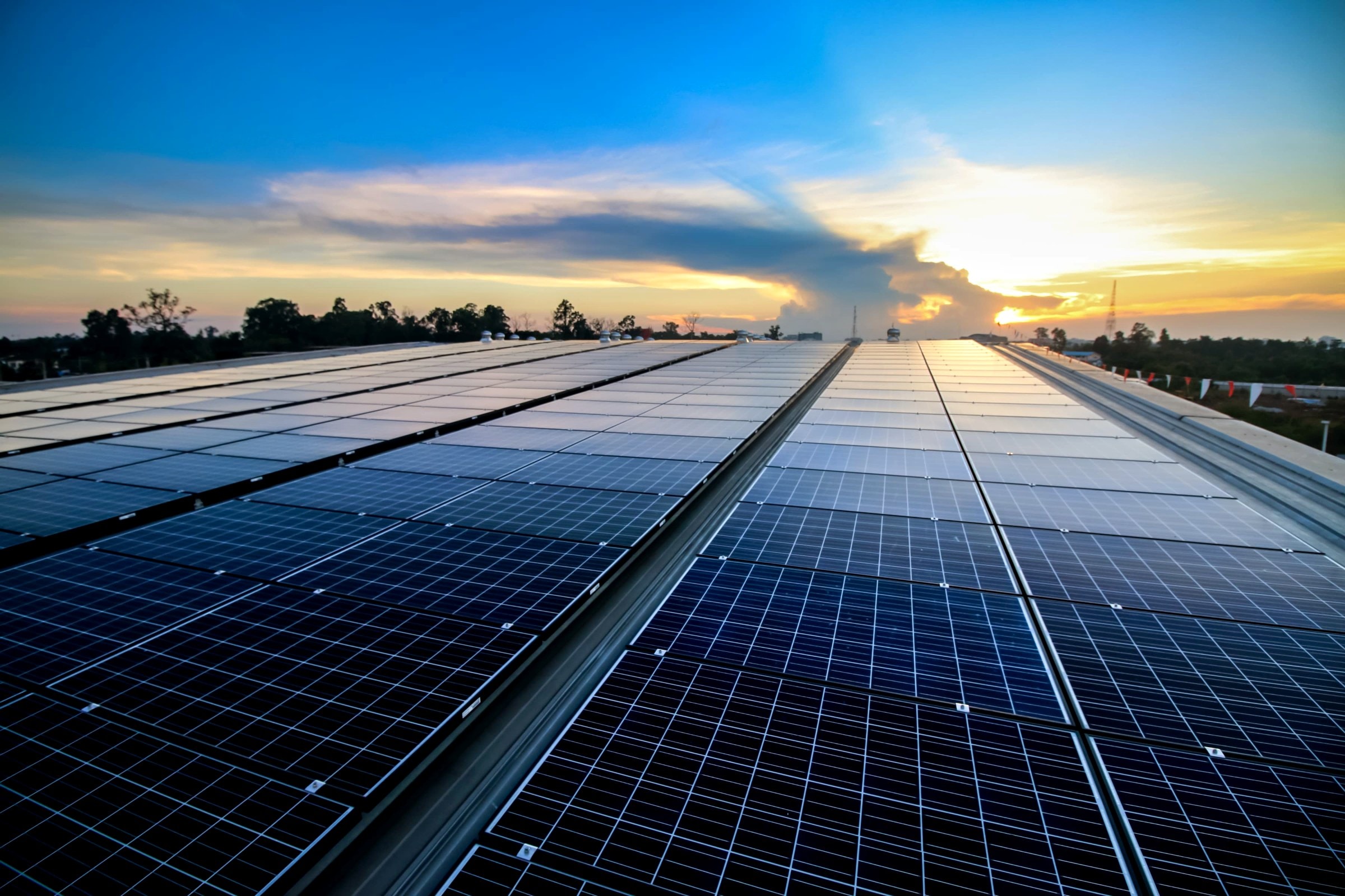 Photovoltaikanlage mit Blick über das Dach