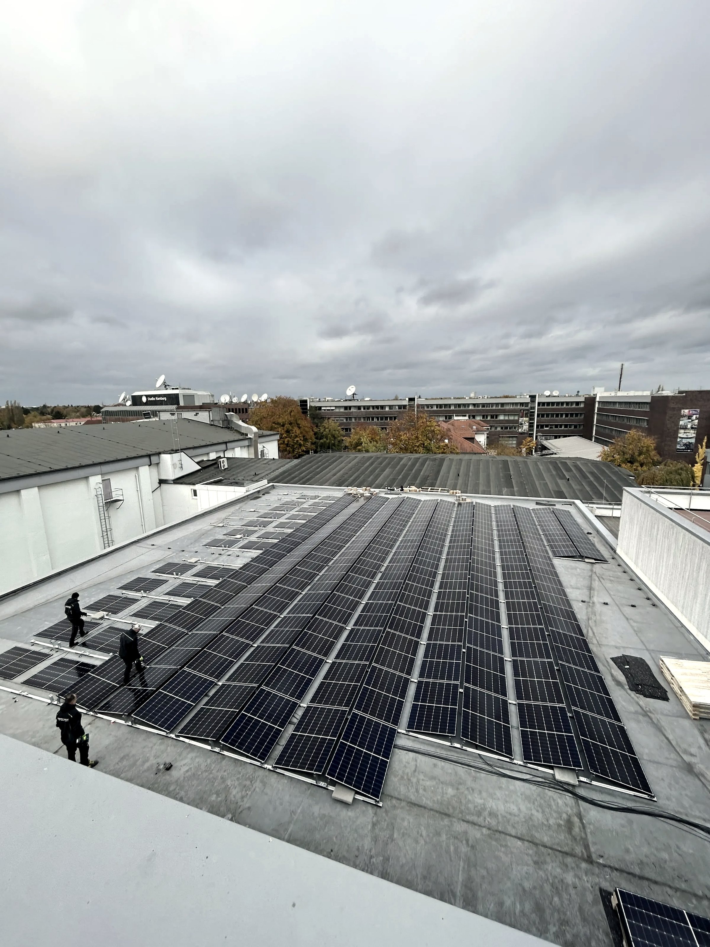 Installation einer Photovoltaikanlage auf einem Gewerbeflachdach