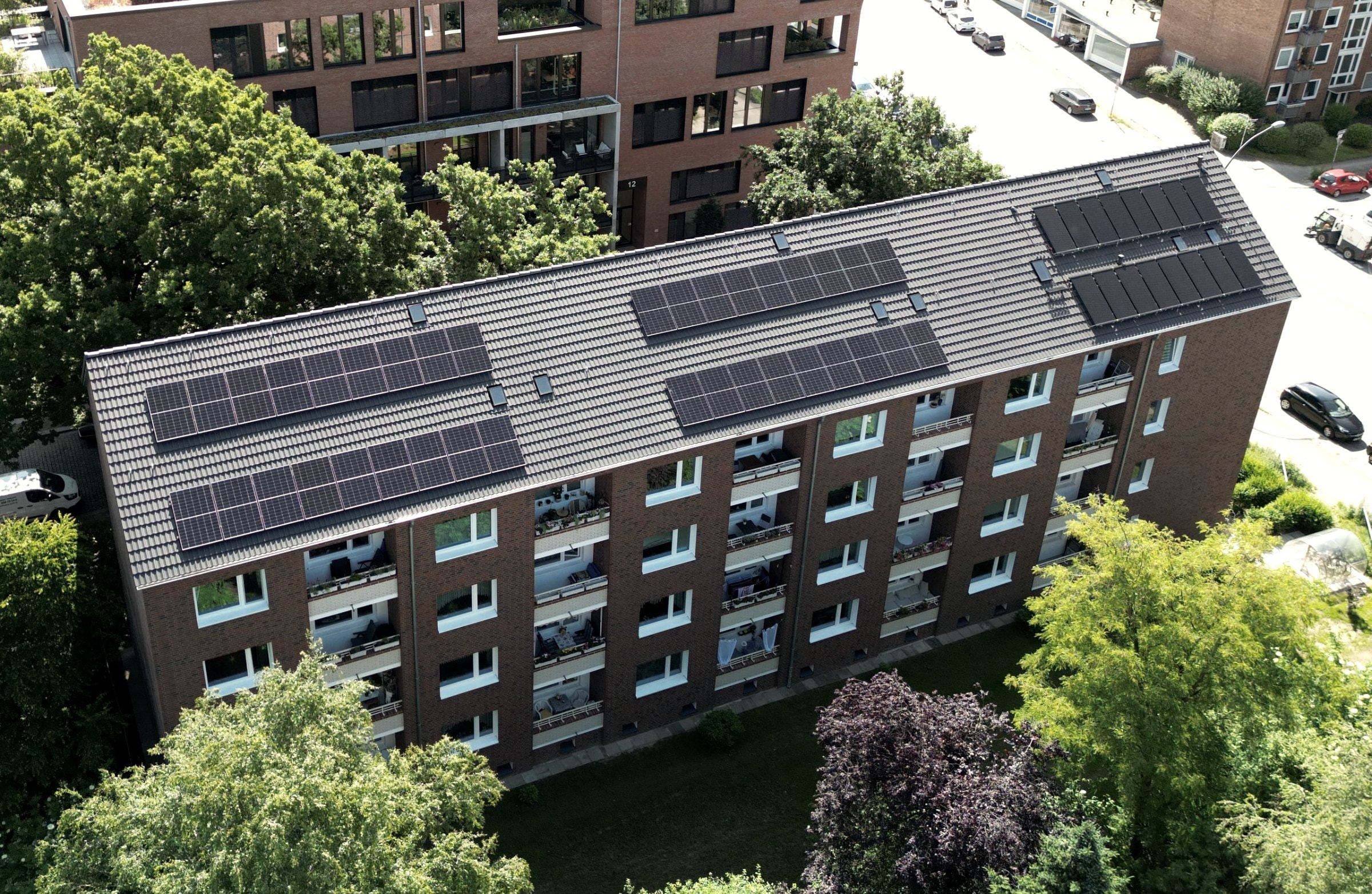 Mehrfamilienhaus mit Photovoltaikanlage auf dem Dach, Mieterstrom in Hamburg