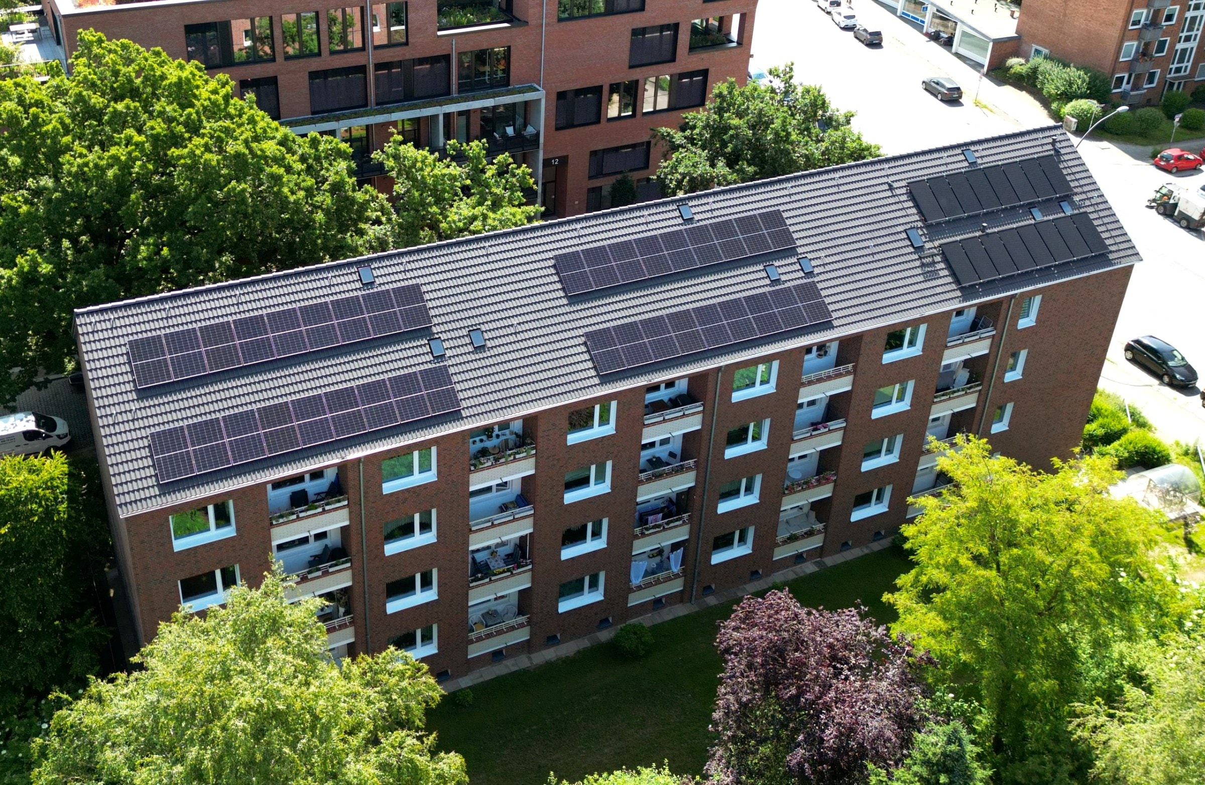 Mehrfamilienhaus mit Photovoltaikanlage auf dem Dach, Mieterstrom in Hamburg