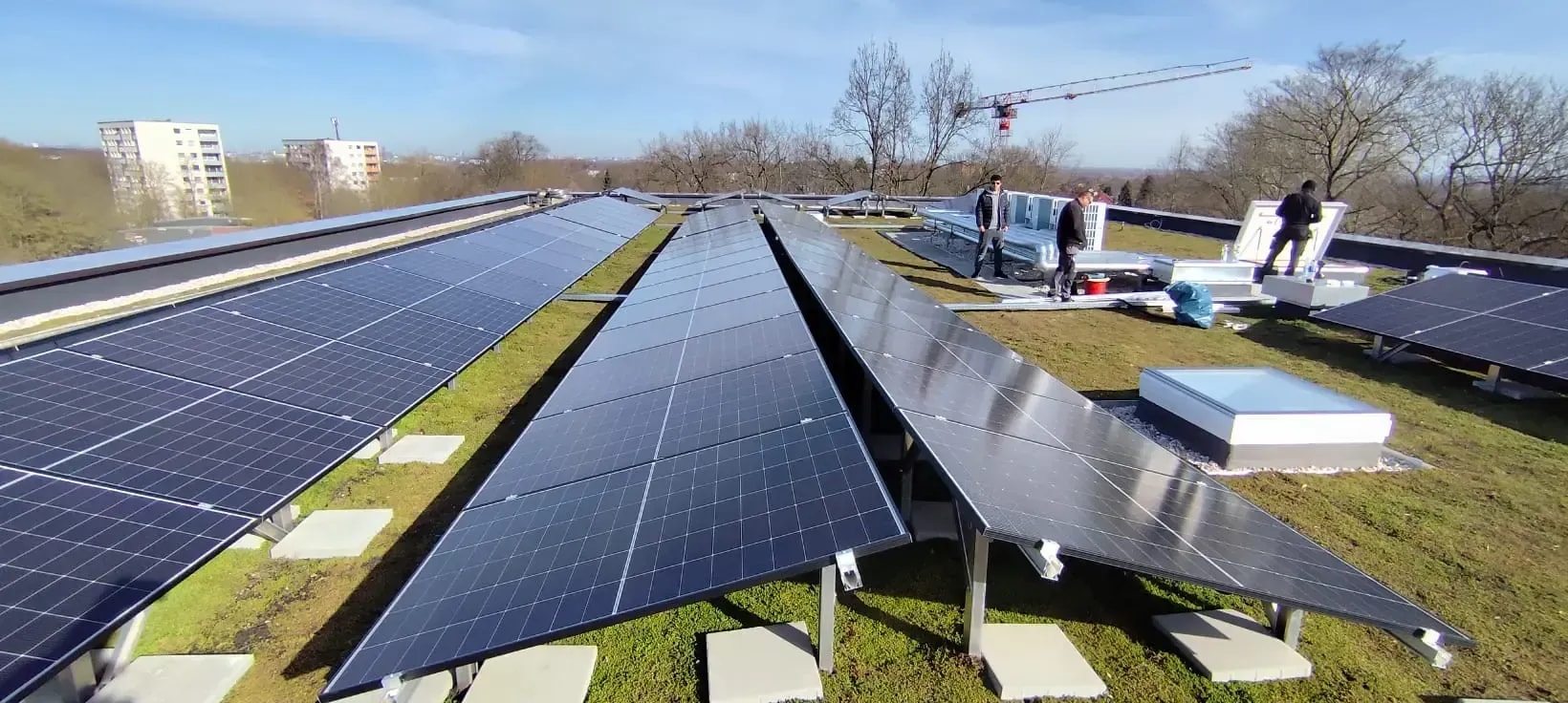 Installation einer Photovoltaikanlage auf begrüntem Gewerbe-Flachdach durch Monteure der PV Energy Solutions.