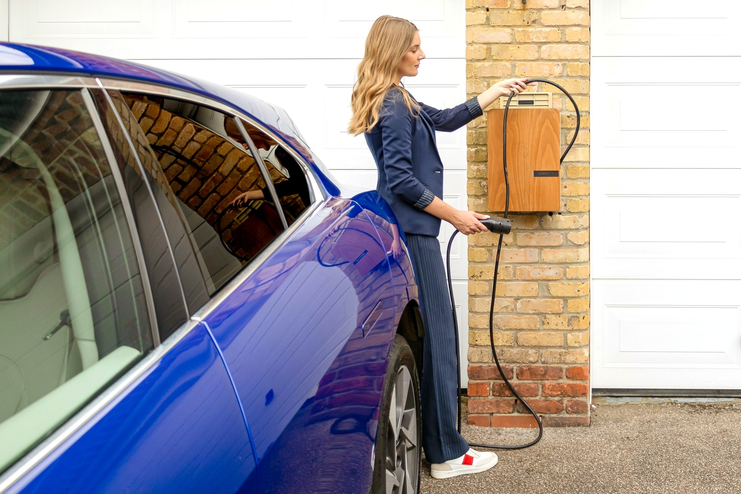 Elektroauto lädt an der Wallbox am Eigenheim