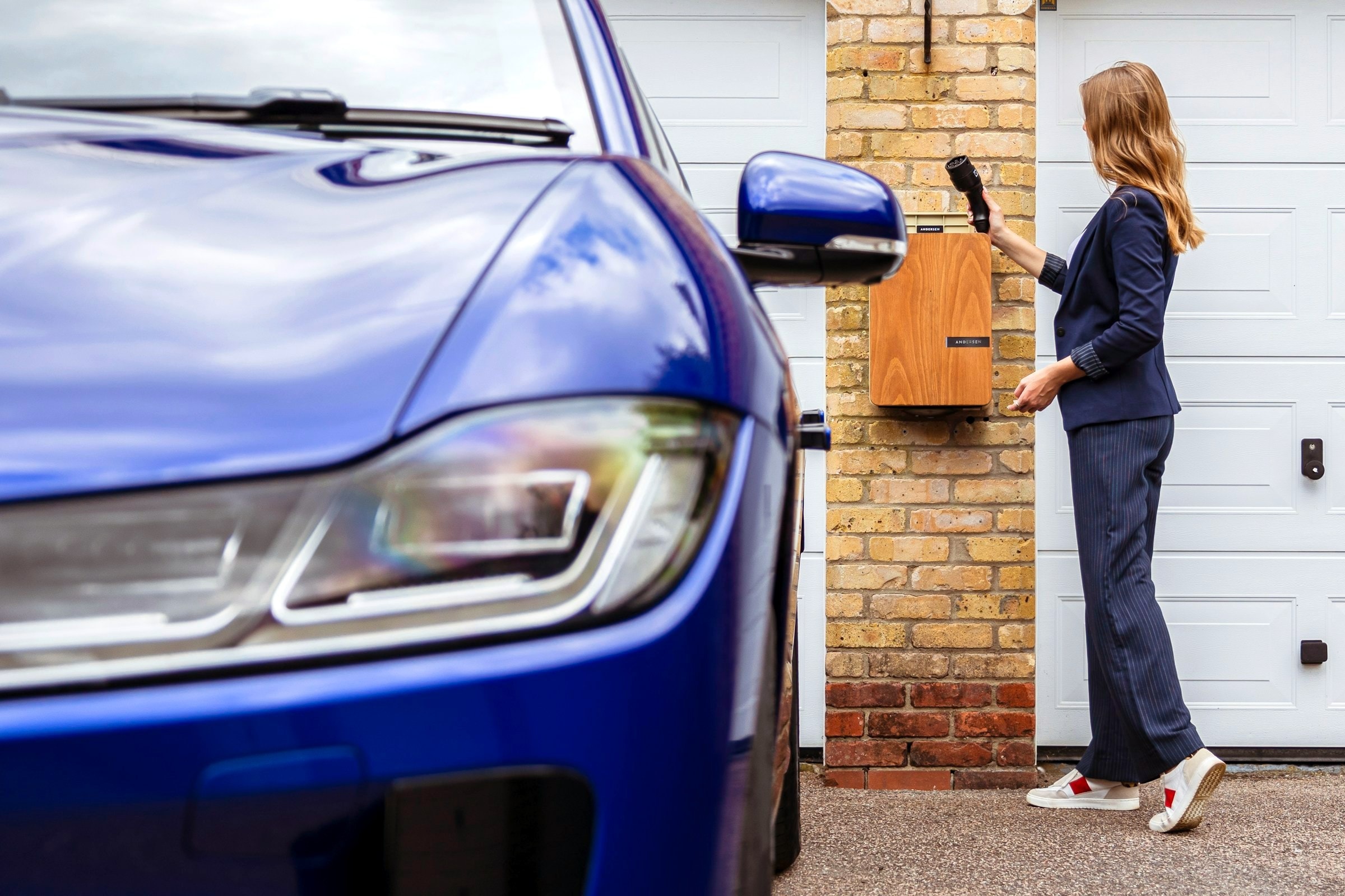 Elektroauto lädt an der Wallbox am Eigenheim