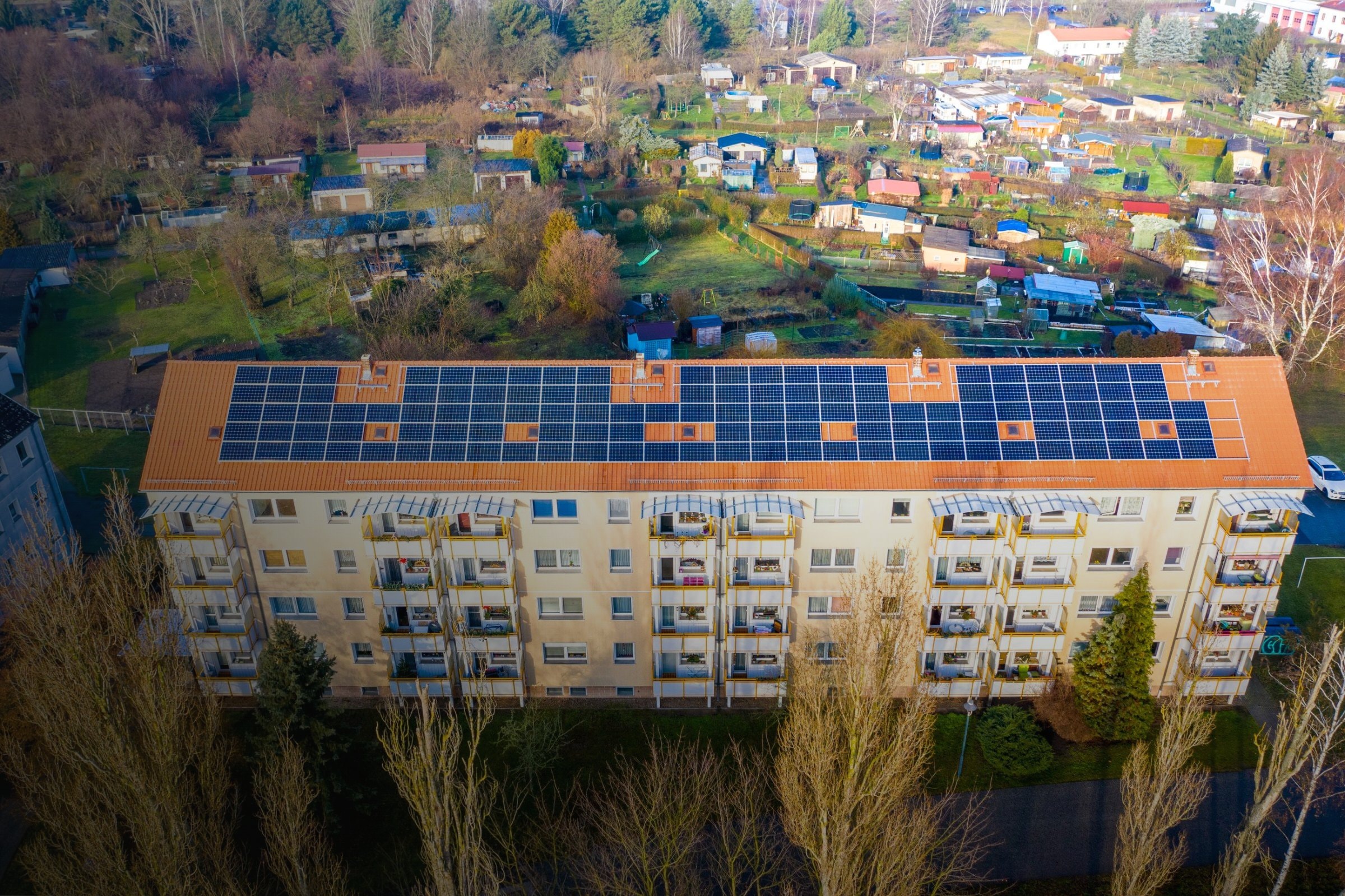 Wohnanlage mit Solaranlage auf dem Dach aus der Luft