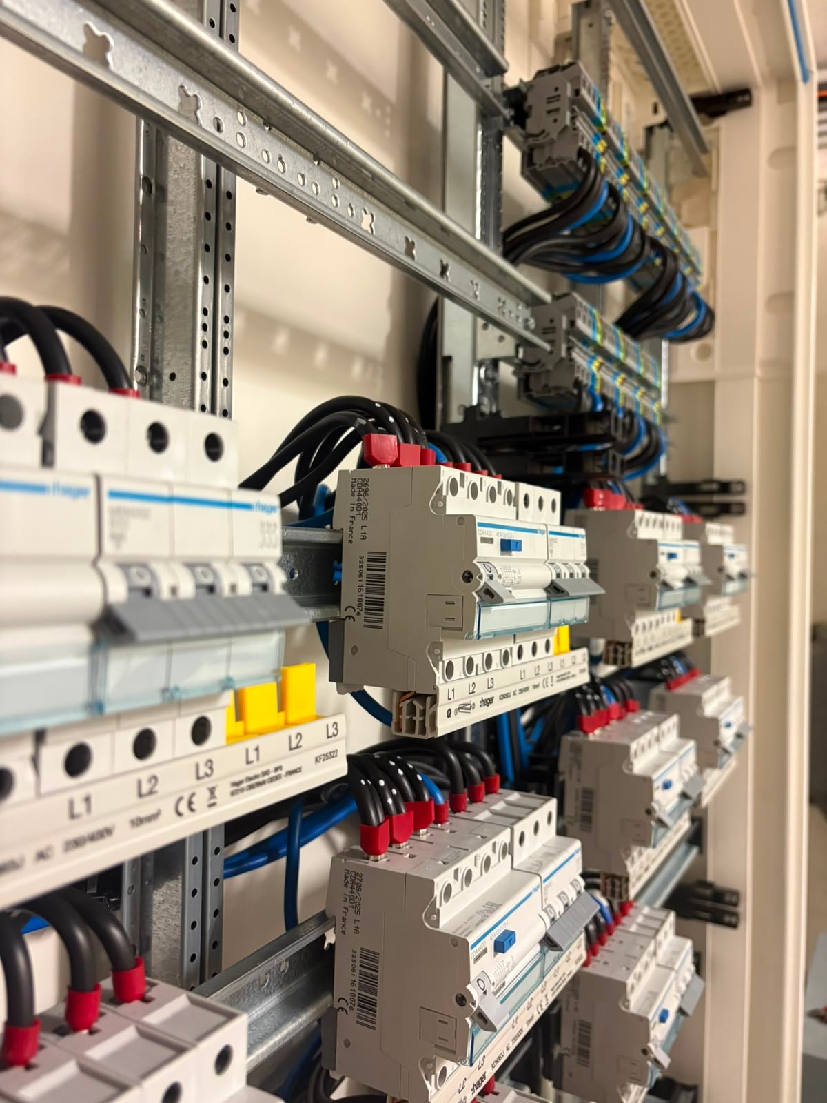 Zählerschrank mit Sicherungsautomaten und Verkabelung für Photovoltaikanlage und Ladeinfrastruktur