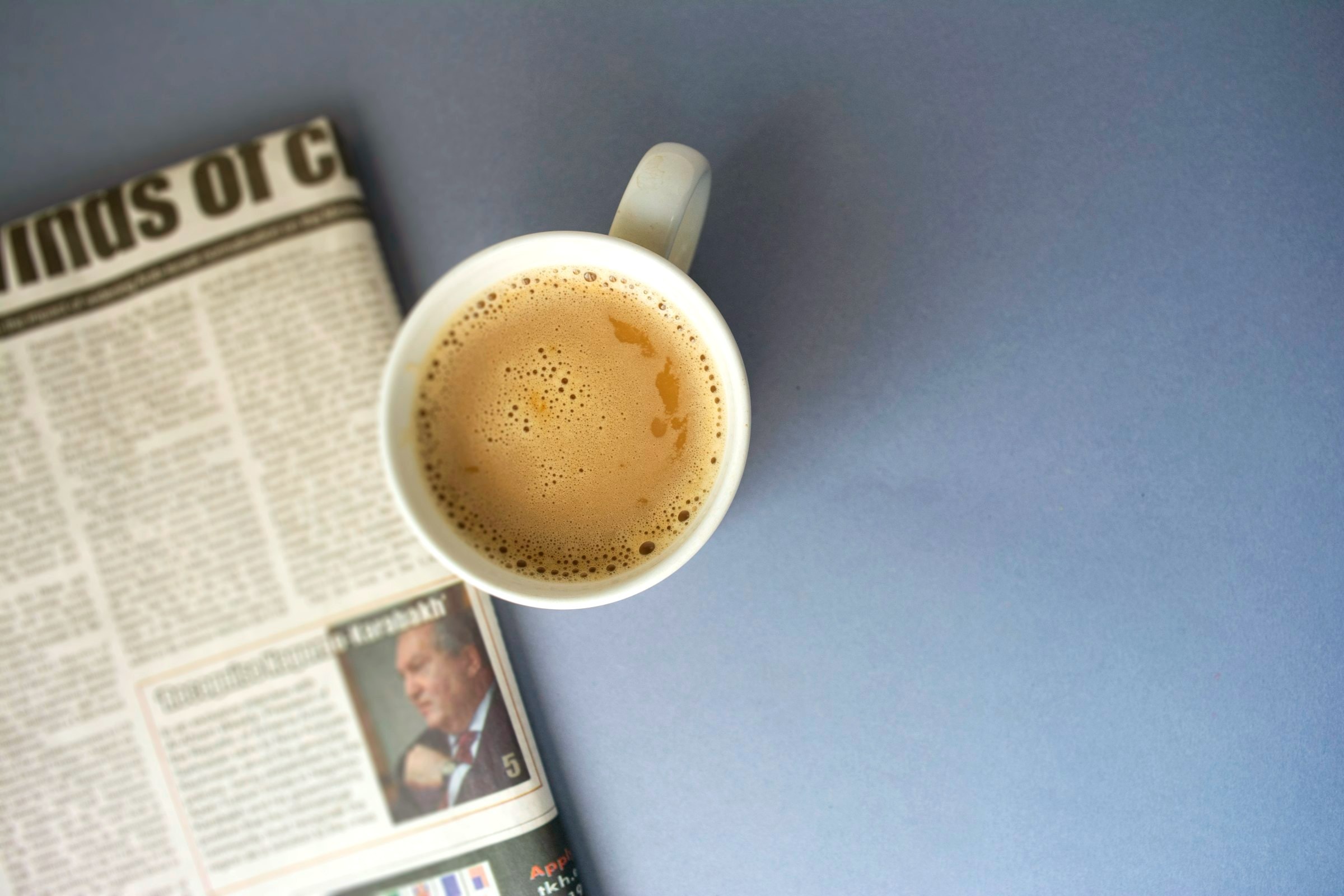 Zeitung und Kaffee am Morgen